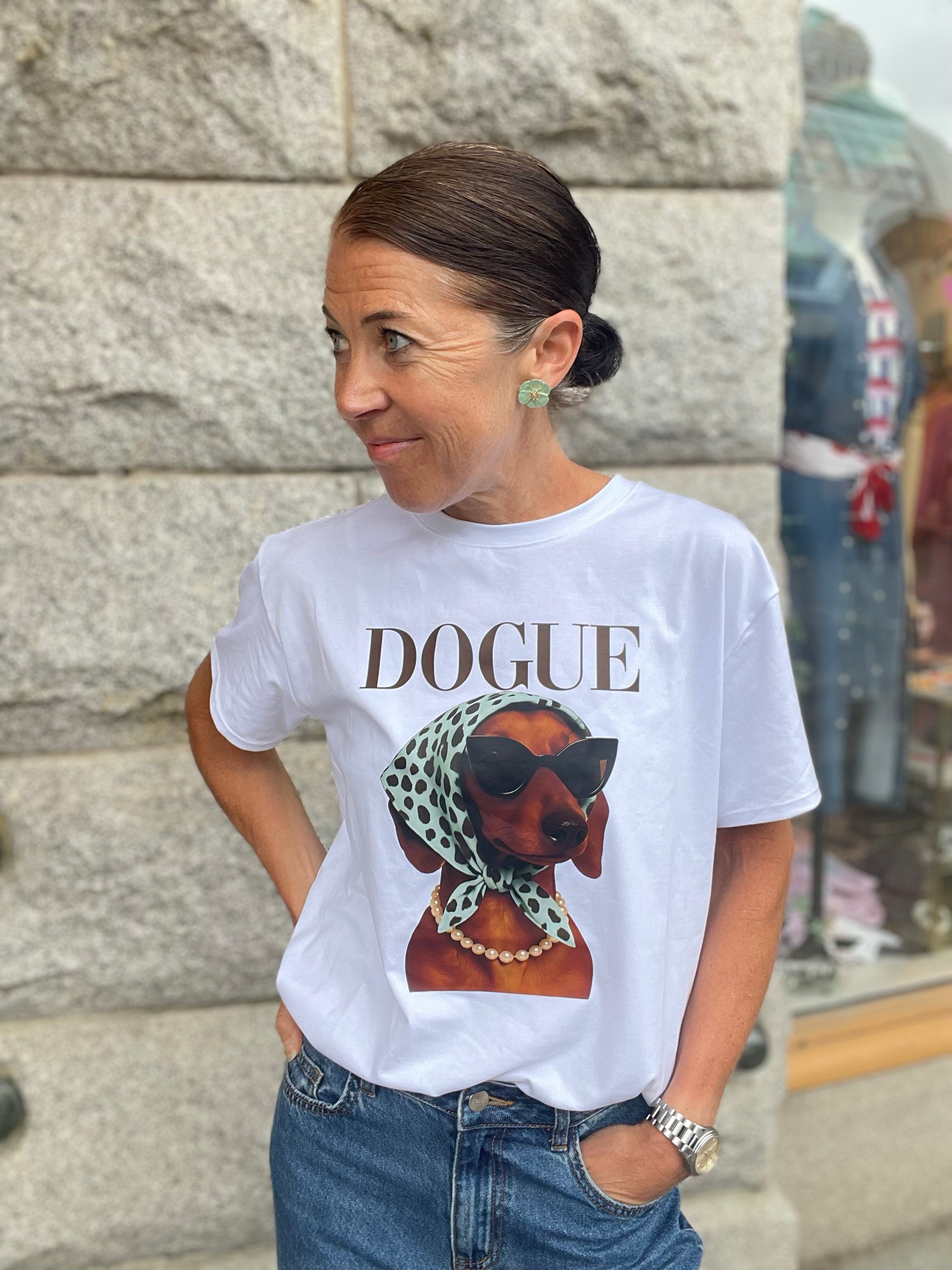 Fico C 100 Bella - White cotton t-shirt topp with graphic of dog wearing sunglasses and jewelry. - BECCASIN STORE