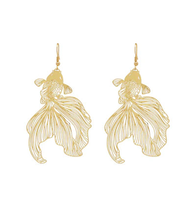Goldfish Earrings Gold - BECCASIN STORE - Goldfish-shaped gold örhänge with intricate flowing fin details, delicate smycke design.