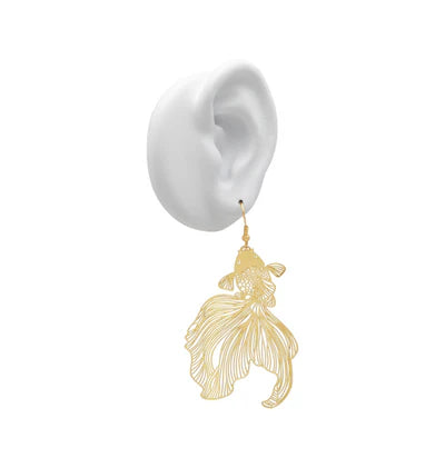 Goldfish Earrings Gold - BECCASIN STORE - Delicate goldfish-shaped gold örhänge with intricate filigree design smycke.