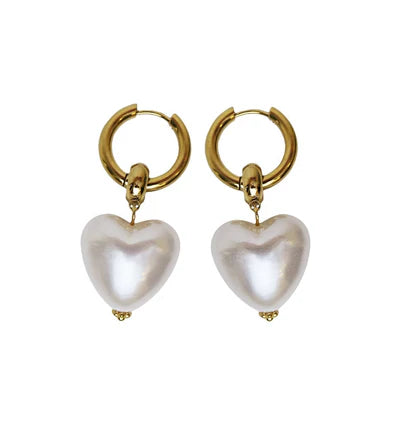 I Heart You Earrings Pearl Gold - BECCASIN STORE - Gold hoop earrings with hanging white heart-shaped pearl smycke örhänge.