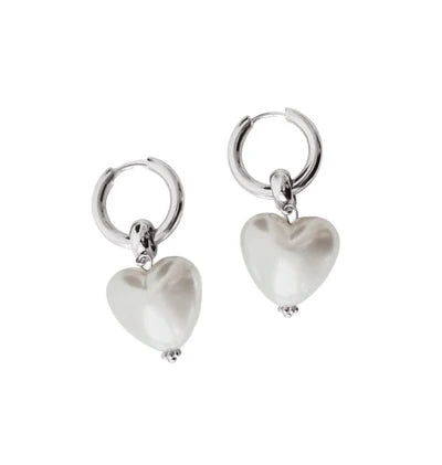 I Heart You Earrings Pearl Silver - BECCASIN STORE - Silver hoop örhänge with white heart-shaped pearl smycke pendants.