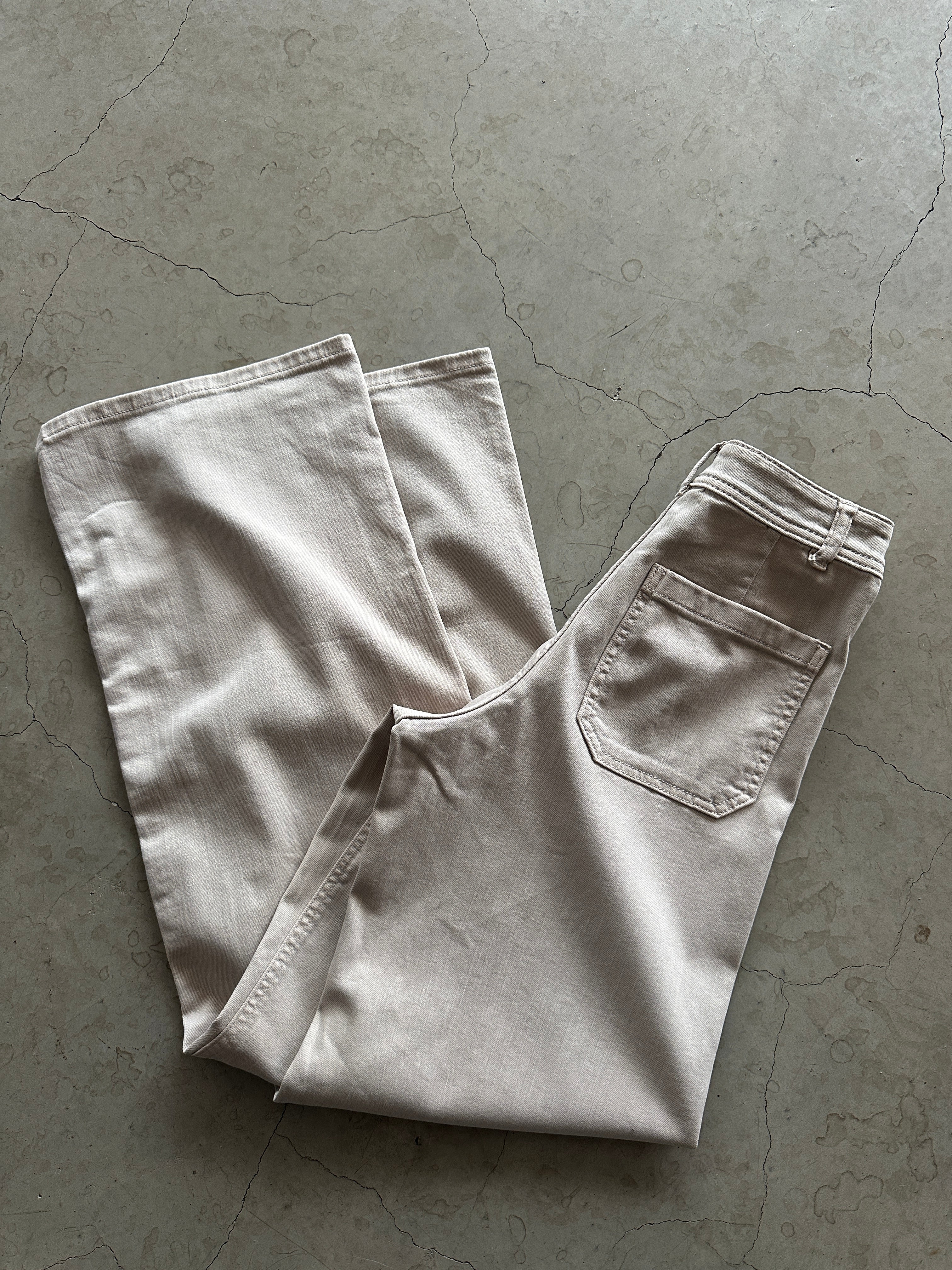 Jdyiris Stretch Hw Wide Pant Chateau Gray. Ljust gråa jeans med en rak passform och hög midja.