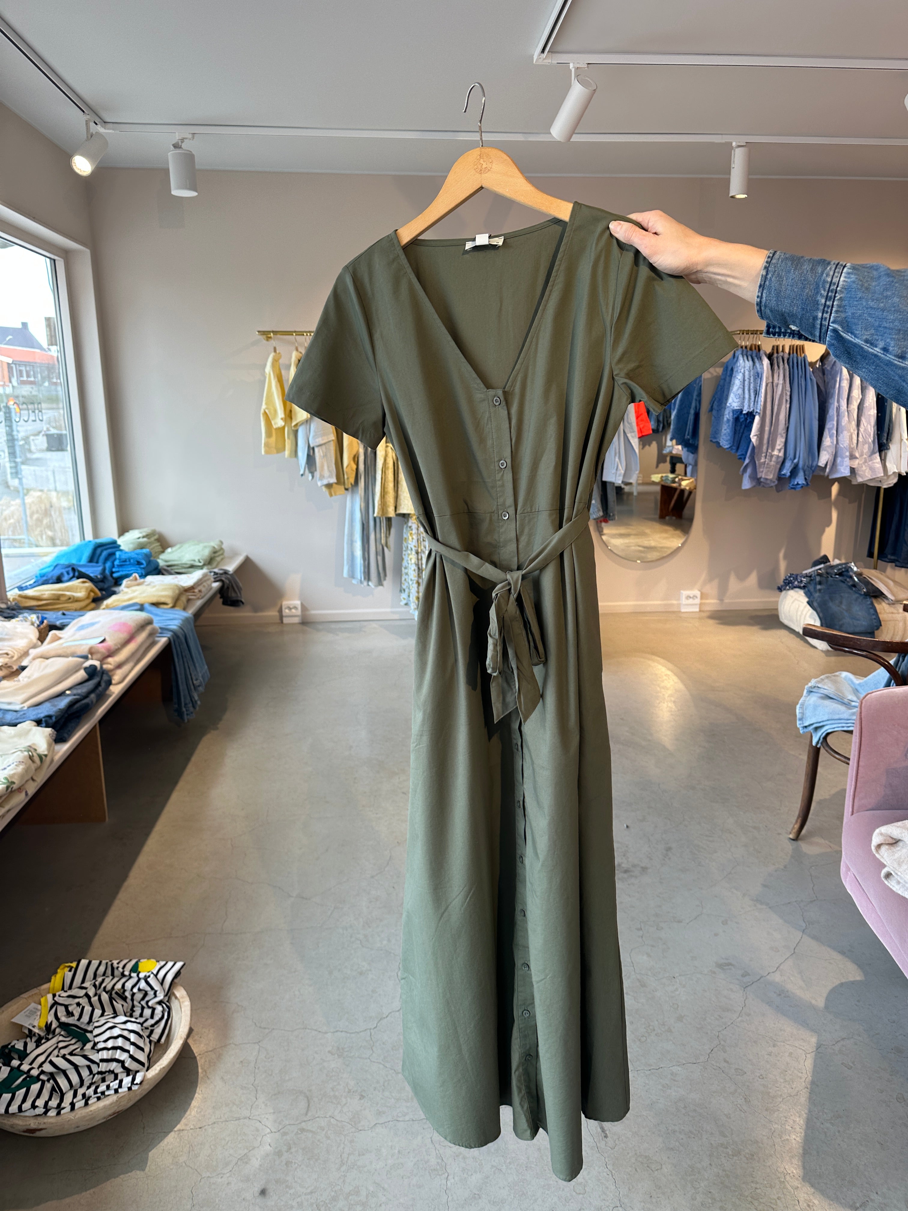 V-ringad i maxilängd med knäppning hela vägen ned.