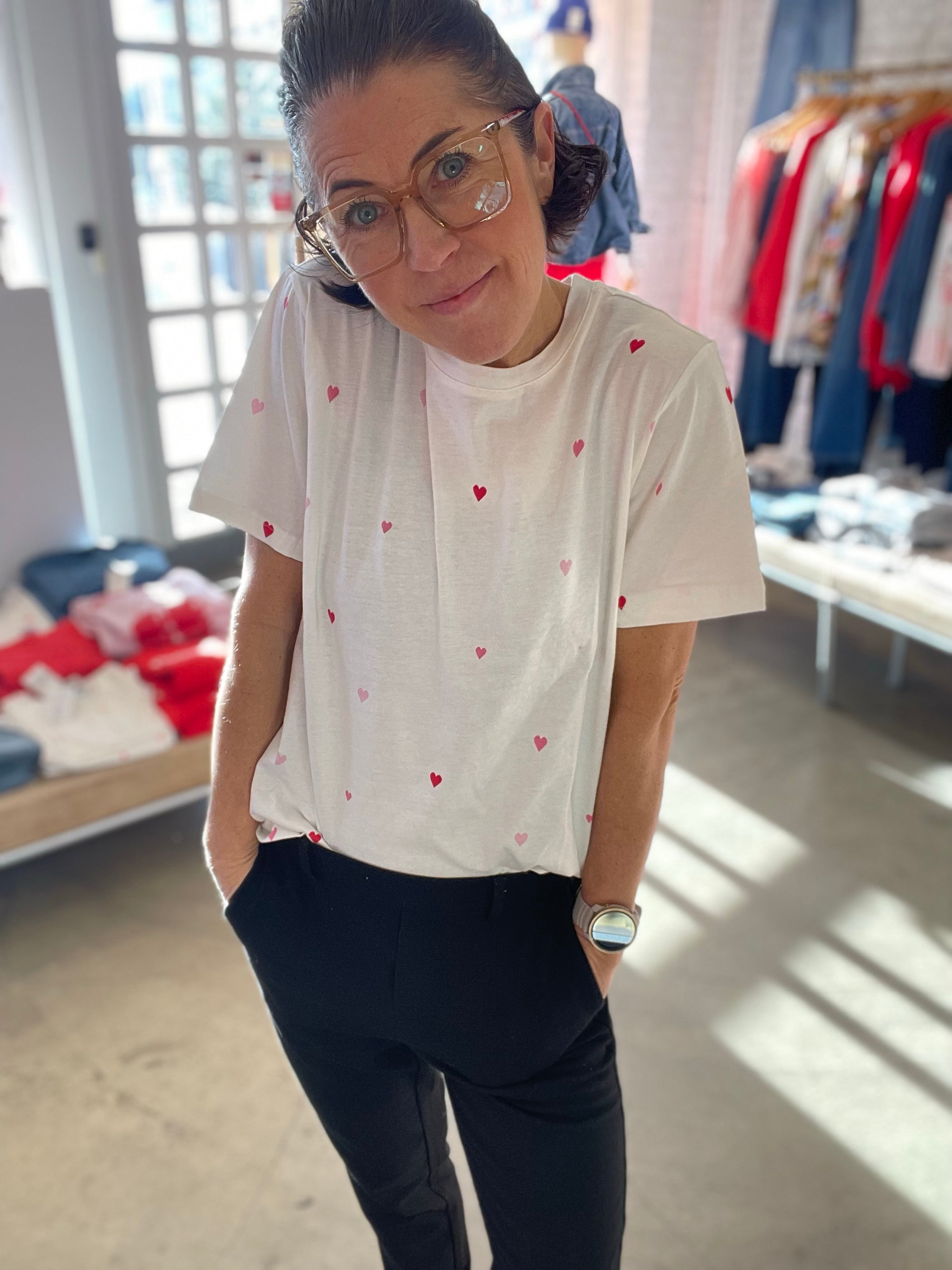 Johanna T-Shirt Ice Pink Multi Un Hearts - White tröja with small red heart prints, relaxed fit topp with short sleeves. - BECCASIN STORE