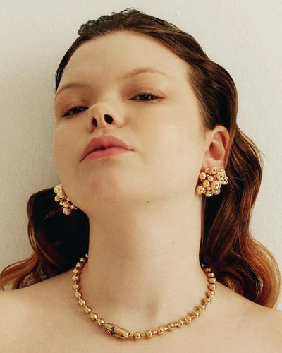 Manilla Earrings Gold - BECCASIN STORE - Gold Manilla örhänge with textured design paired with matching gold smycke necklace.