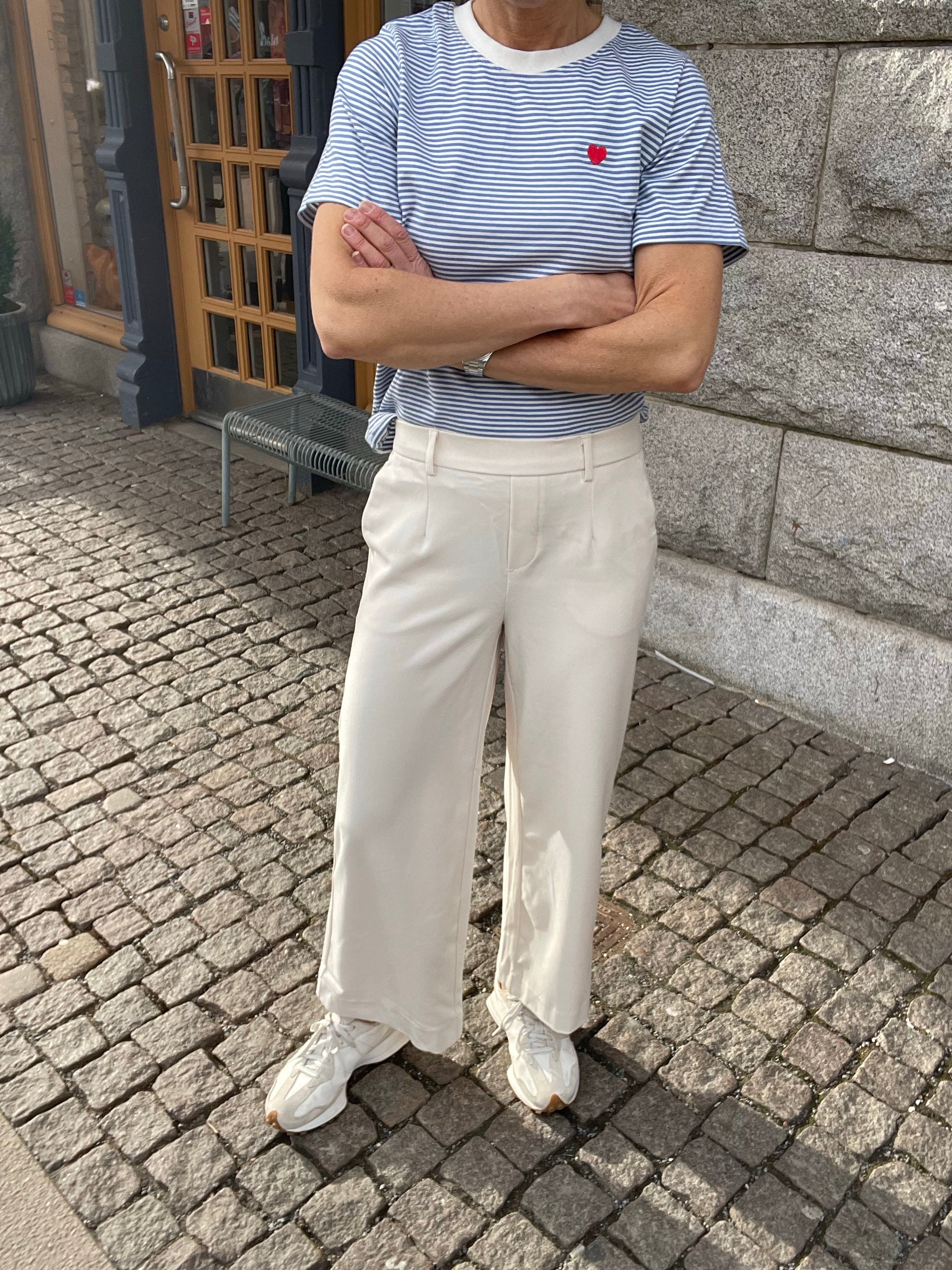 Culottebyxor med vida ben i en beige färg. Elastiskt midjeband baktill.