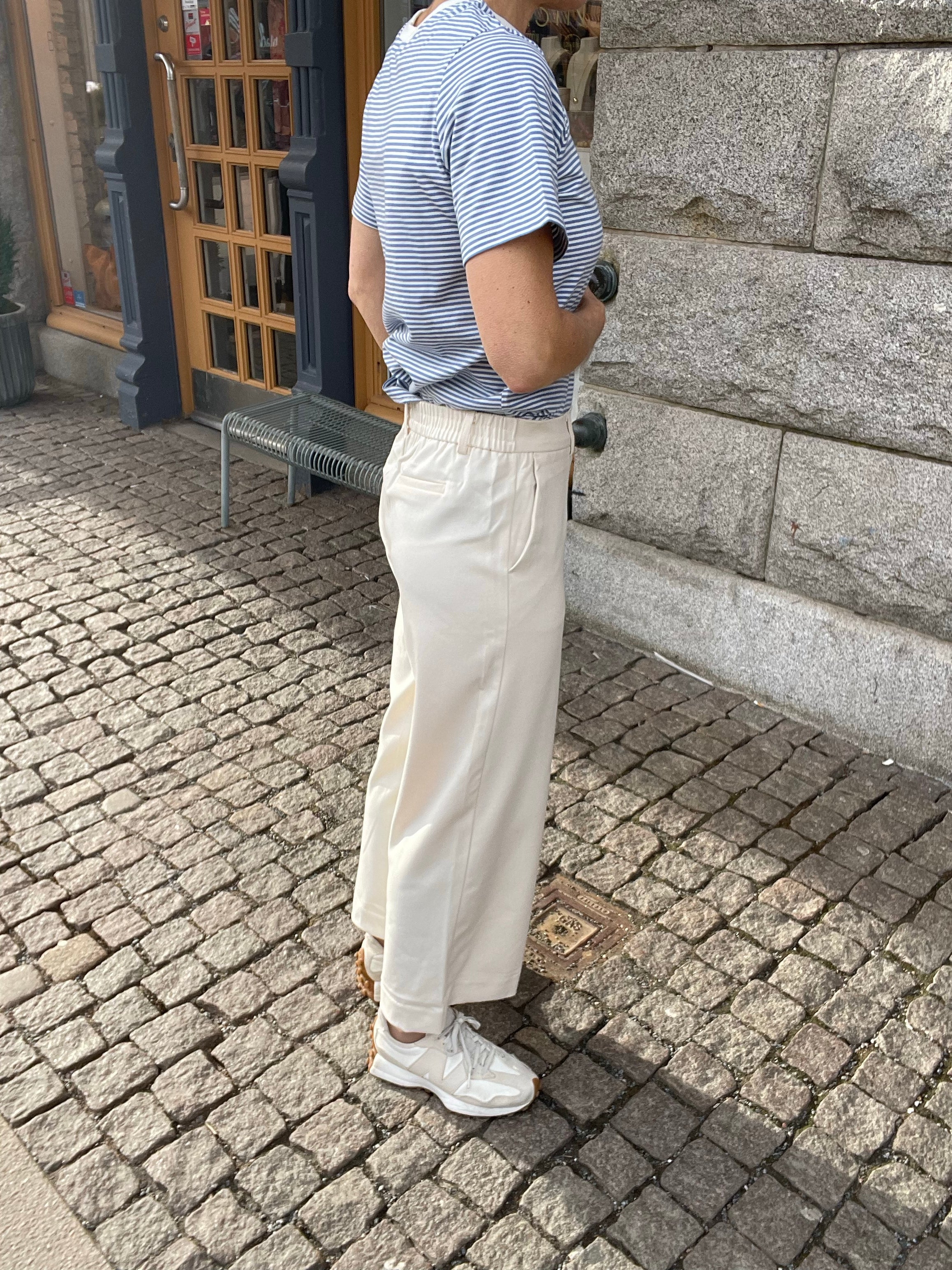 Culottebyxor med vida ben i en beige färg. Elastiskt midjeband baktill.