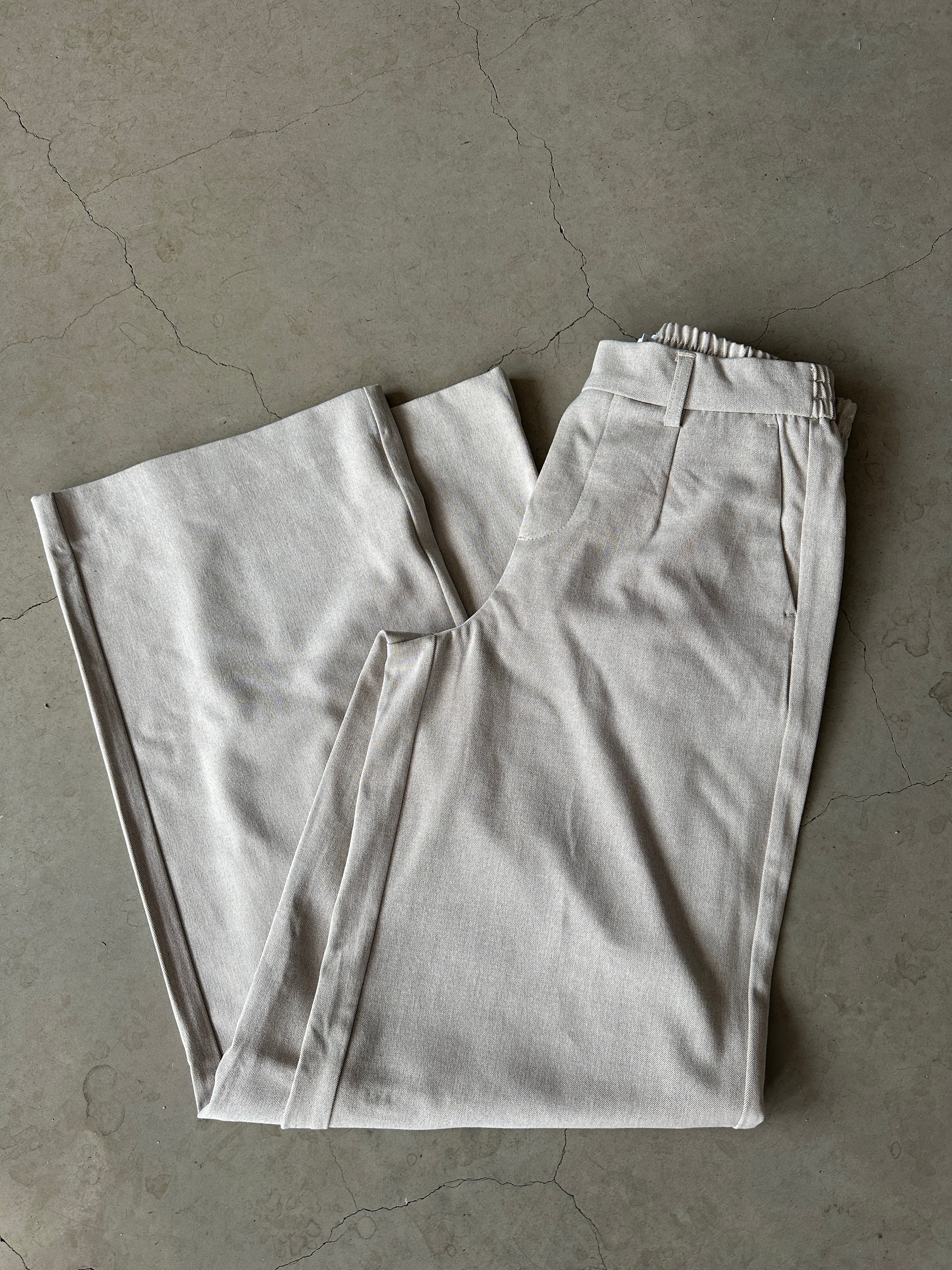 Objlisa Wide Pant Humus Melange. Beigea vida kostymbyxor med resor i ryggen