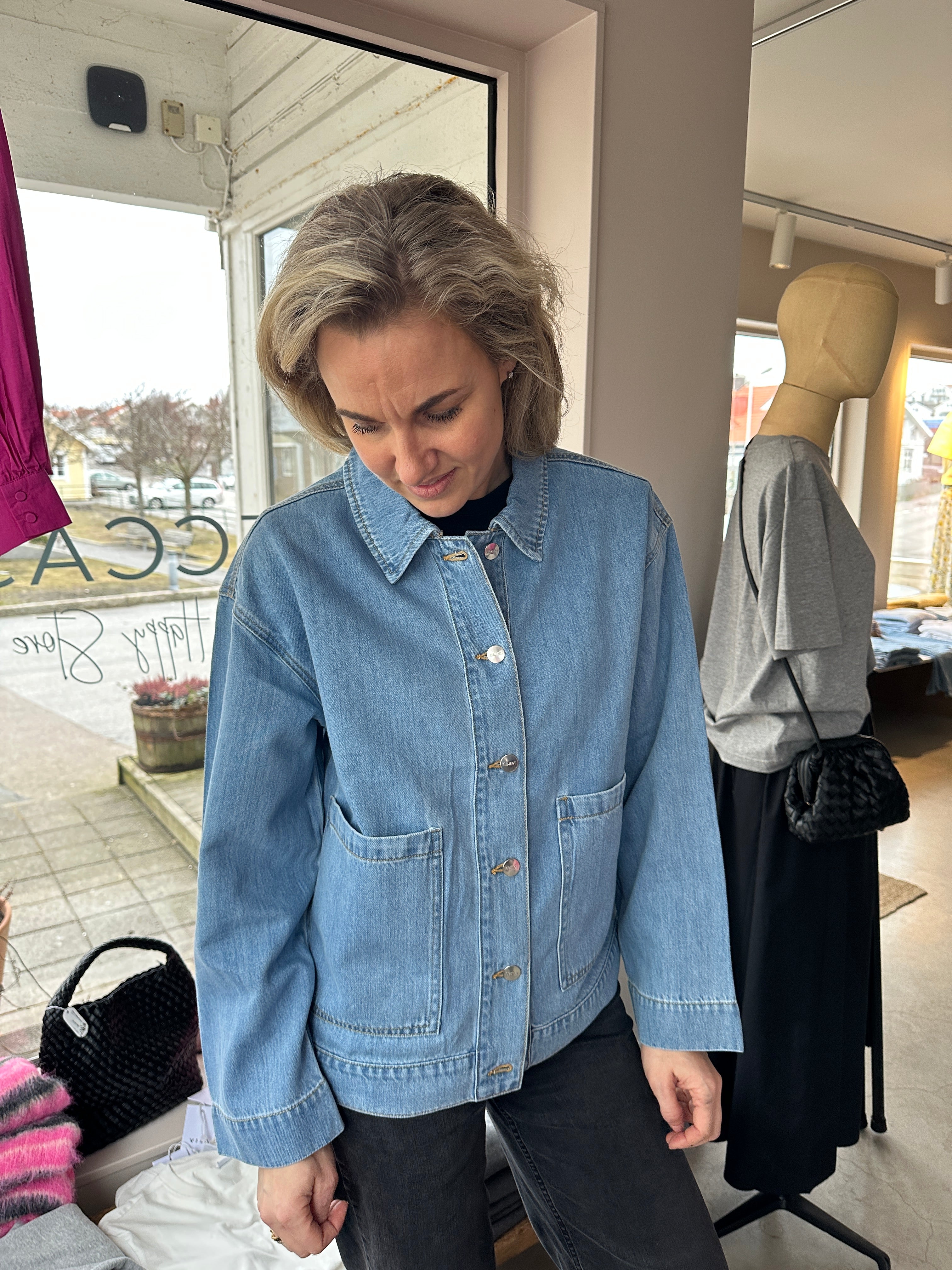 Objrosie Re Long Sleeve Overshirt Light Blue Denim. Blå jeans skjorta