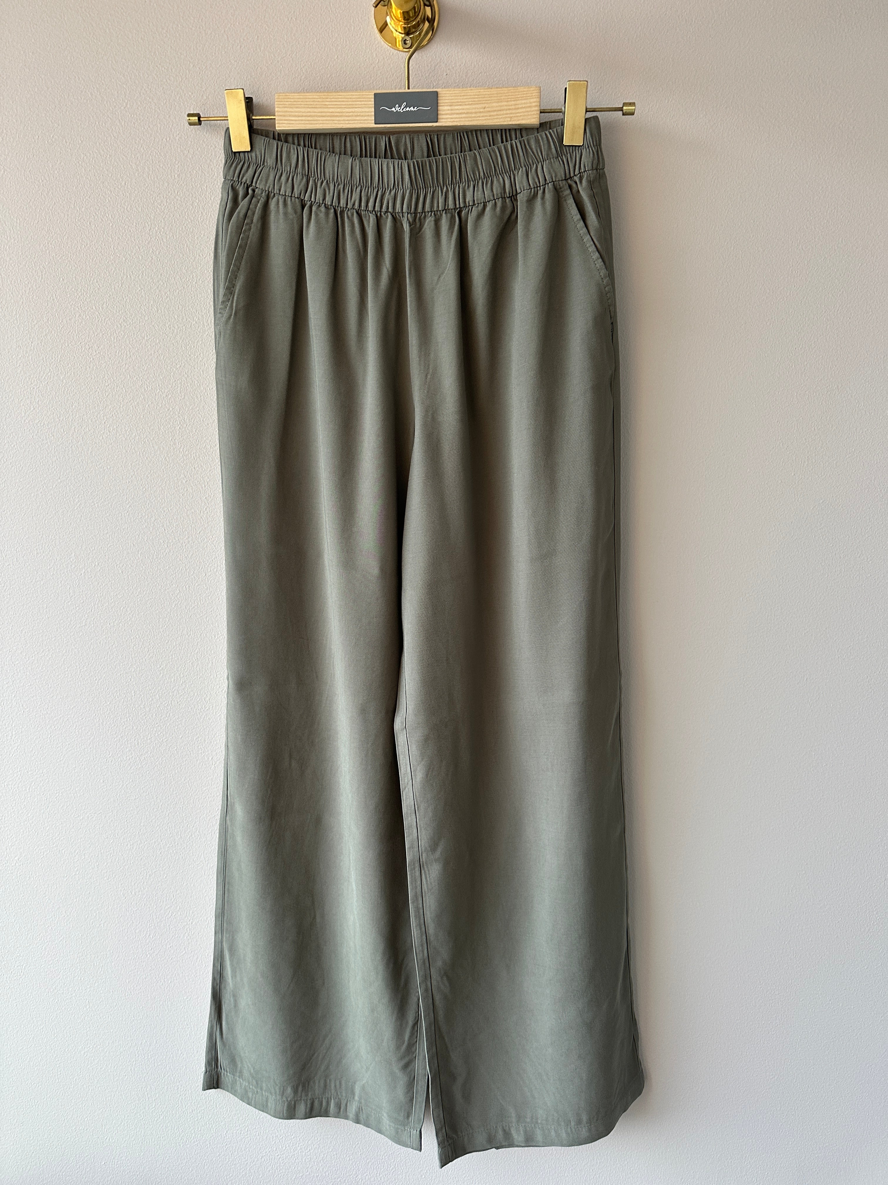 Oliv grön kostymbyxa i rak modell med resår in midjan.