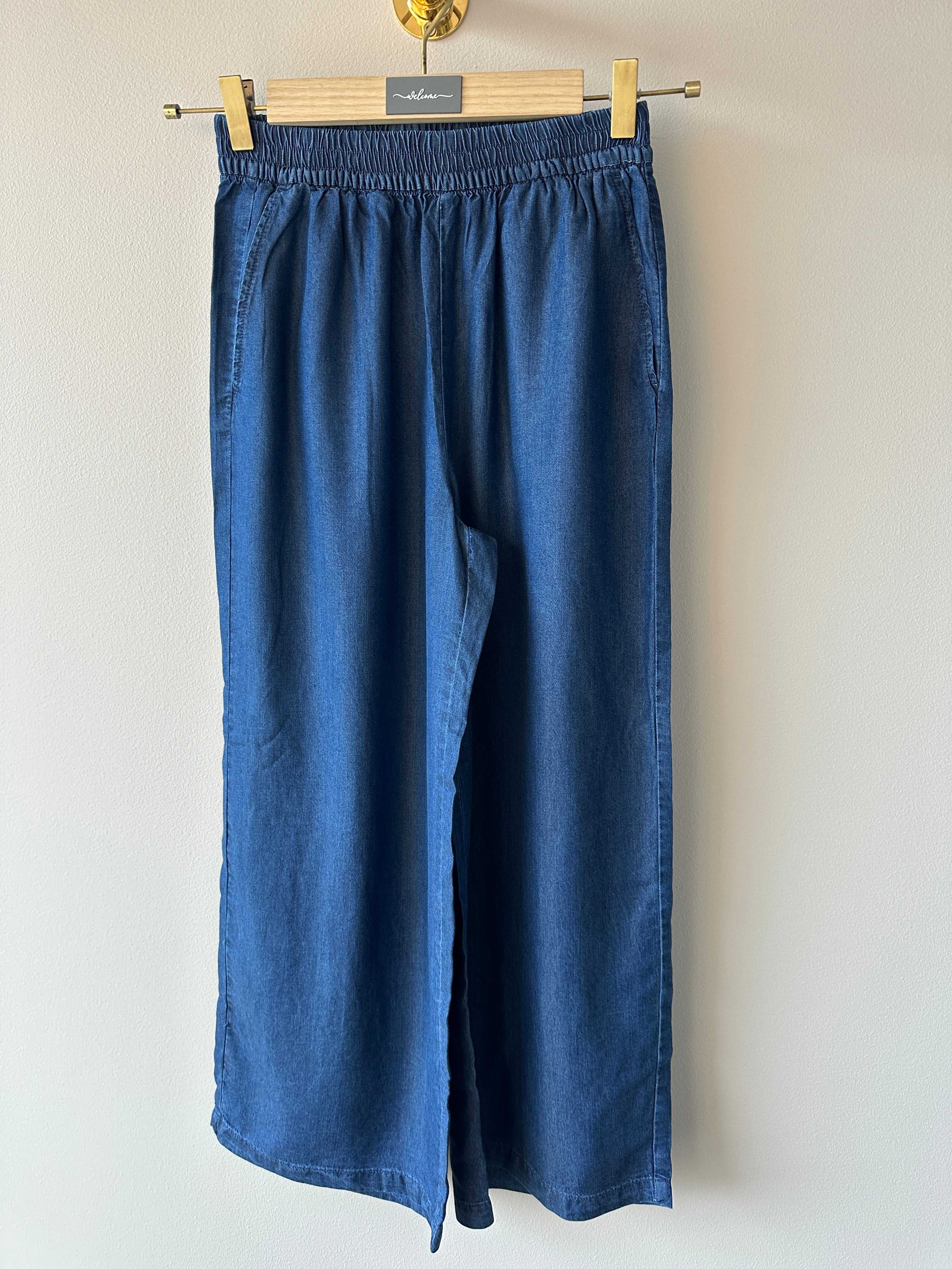 Rak croppad byka i jeans blåt med resår i midjan.