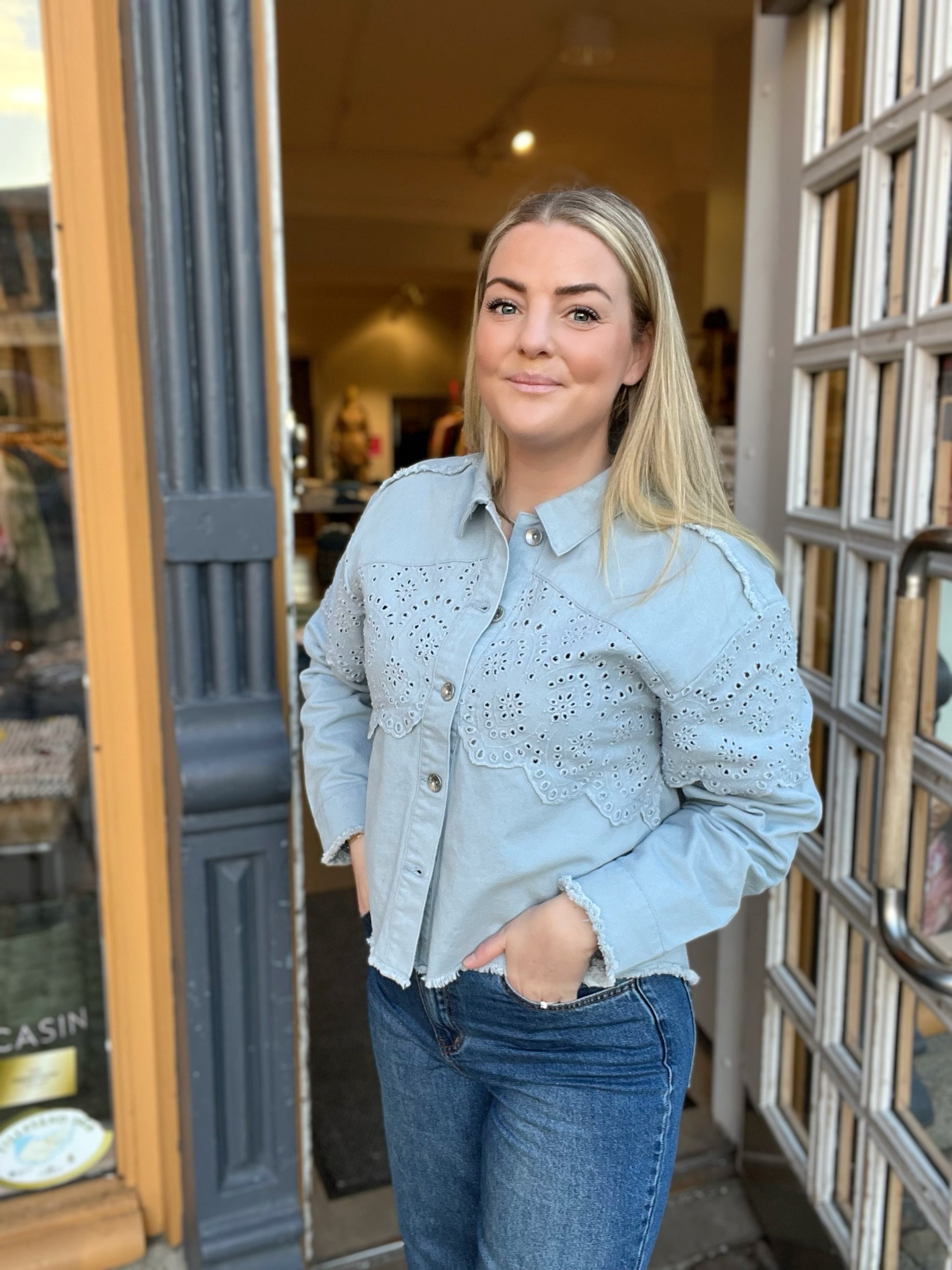 Onlelena Crochet Jacket Soft Chambray. Jacka med spets detaljer.