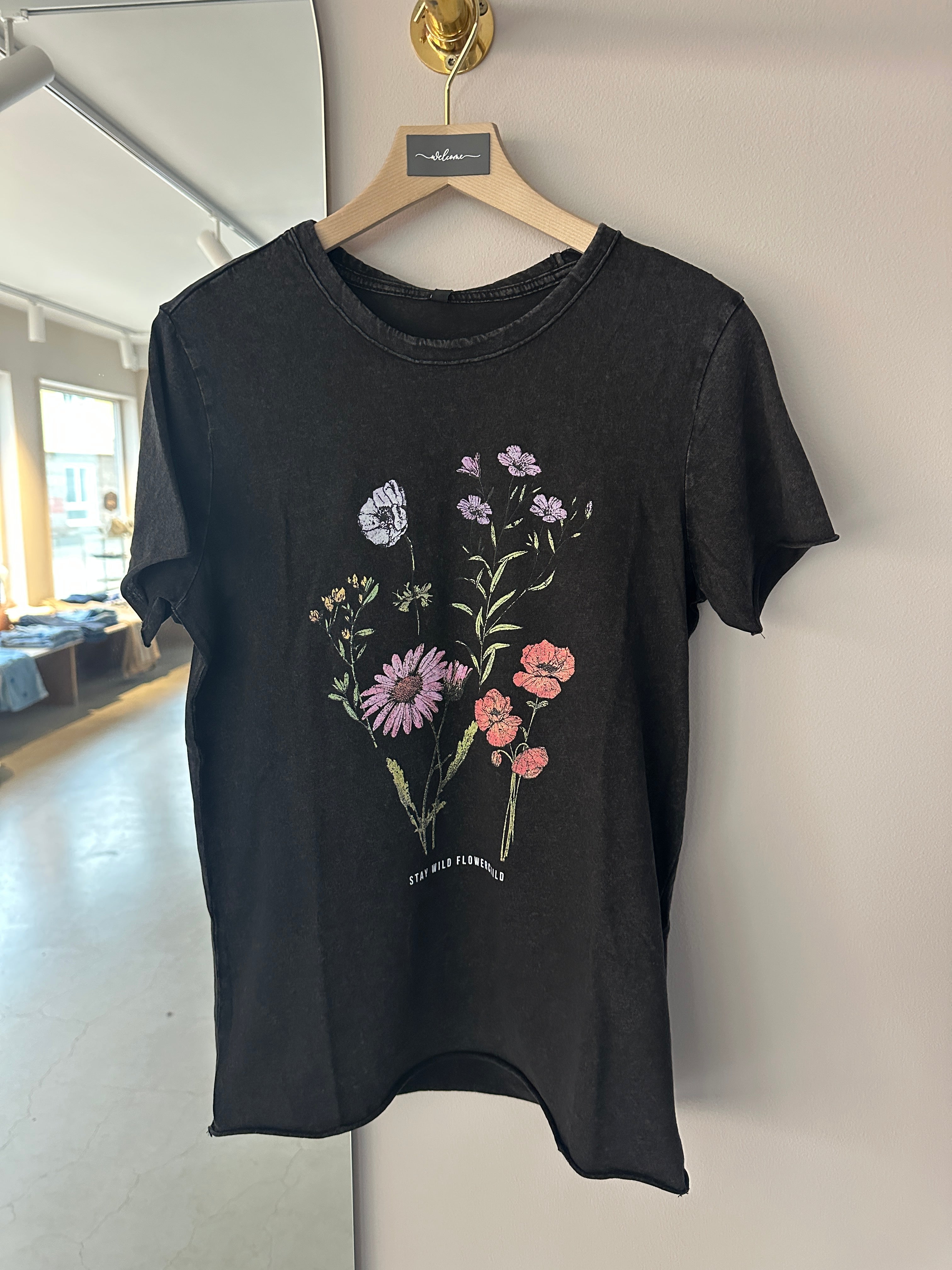Onllucy Life Short Sleeve Top Black Flowerchild. Svart tvättat t-shirt med blommig tryck.