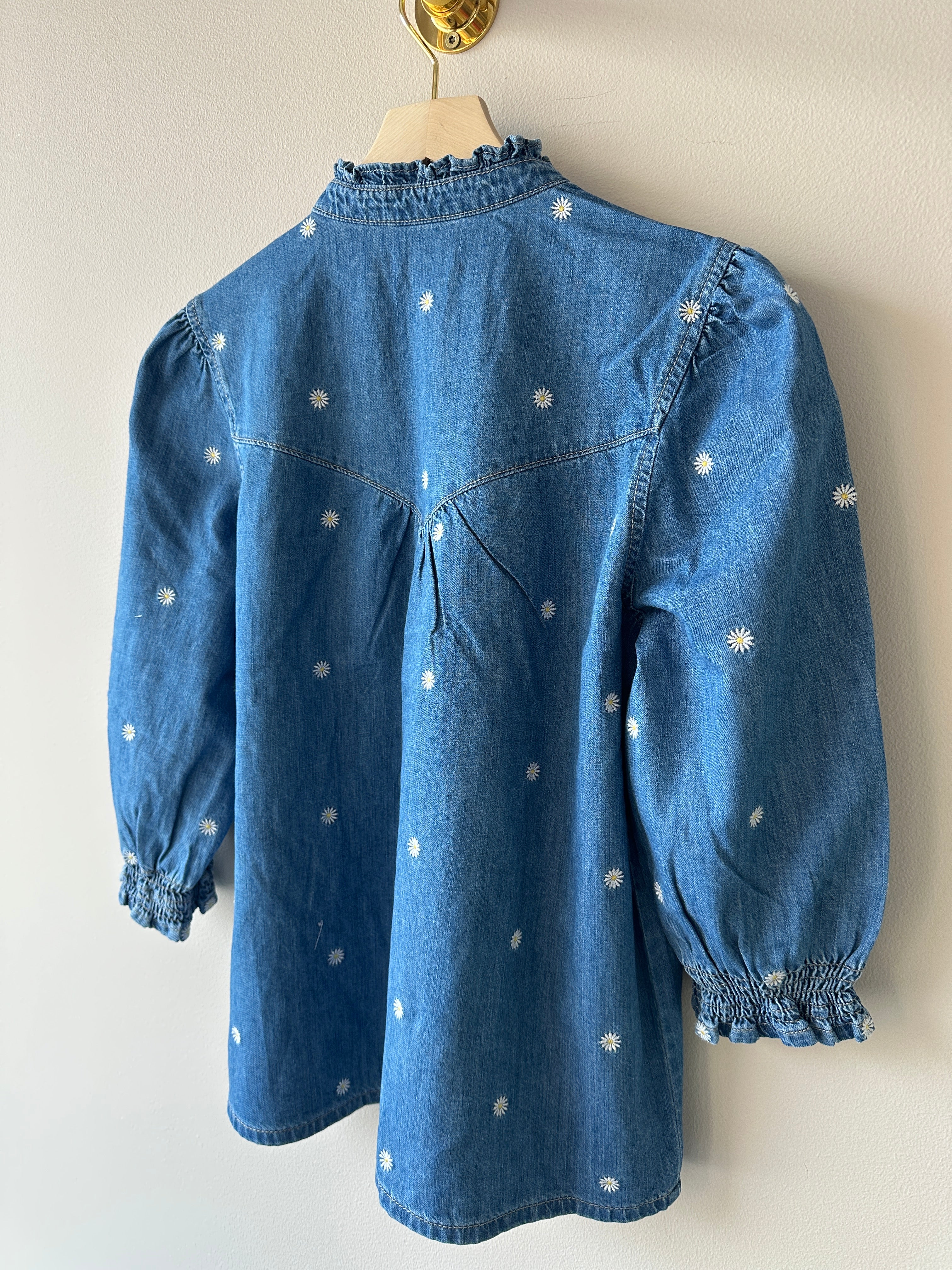 Jeans blus med små vita blommor. V-ringad med knappar.