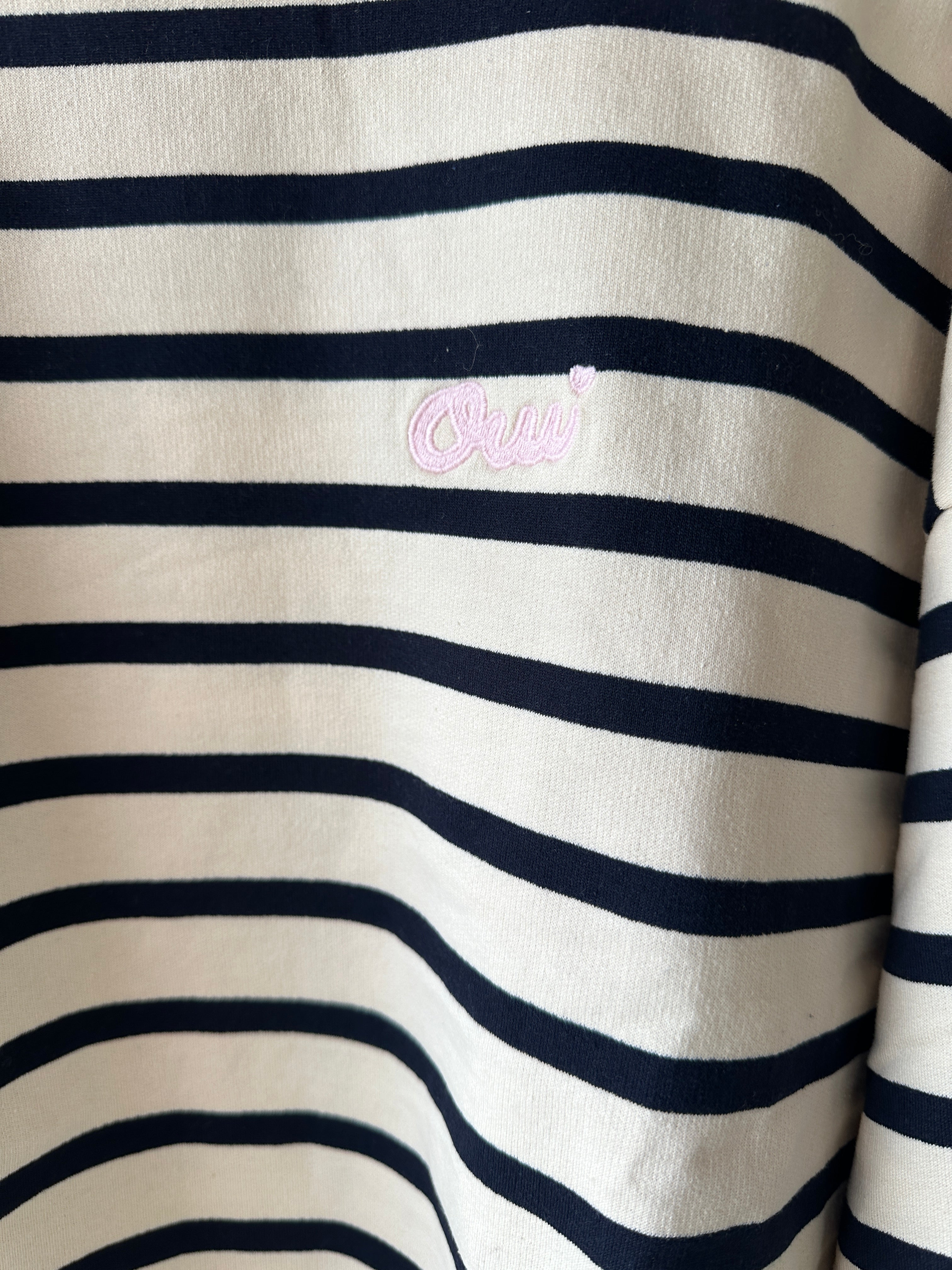 Randig sweatshirt med en boxig siluett och rak passform.