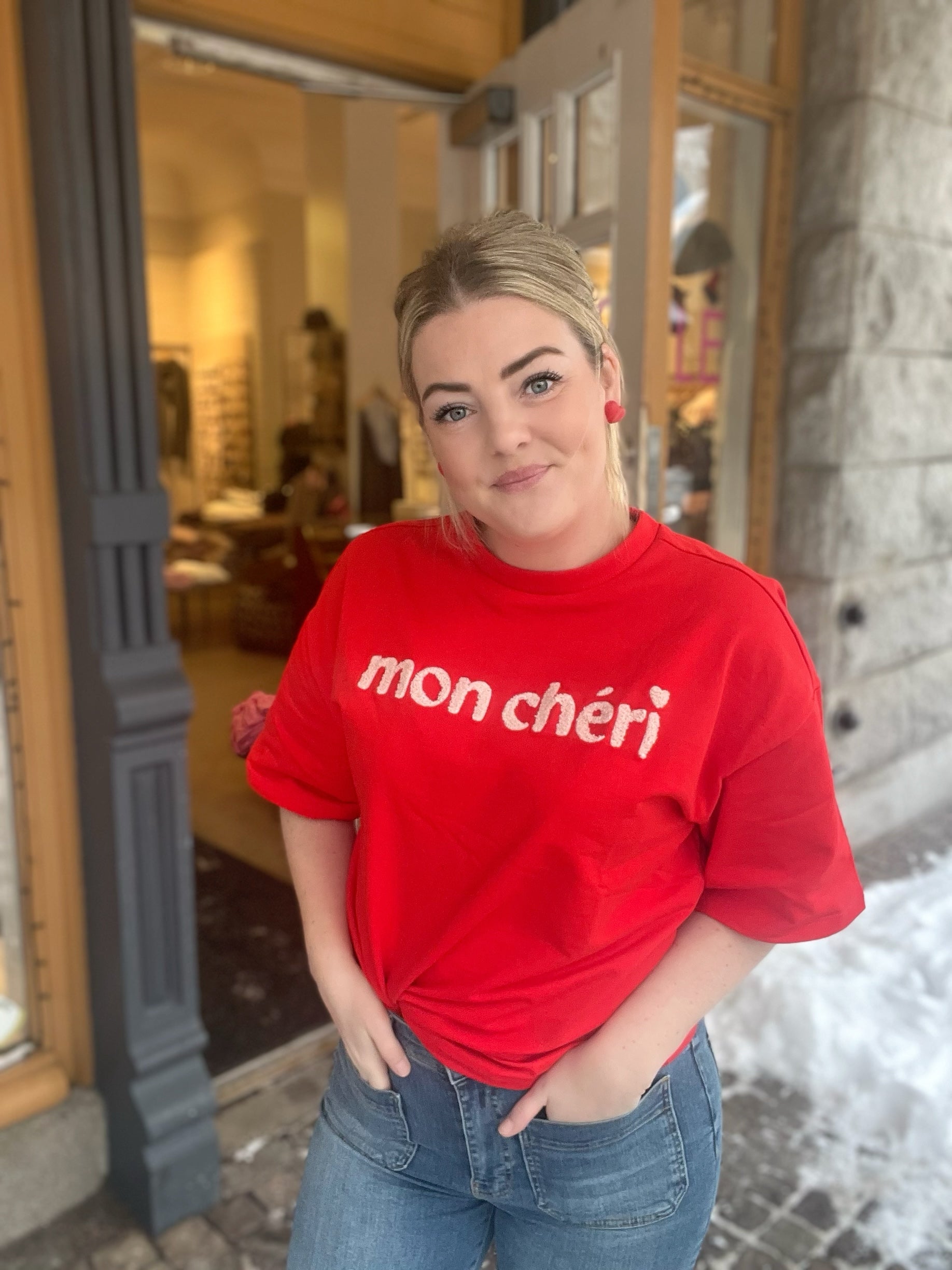 Pannasz Ss Sweatshirt Fiery Red - Fiery red oversized topp tröja with white "mon chéri" text and short sleeves, styled with jeans. - BECCASIN STORE