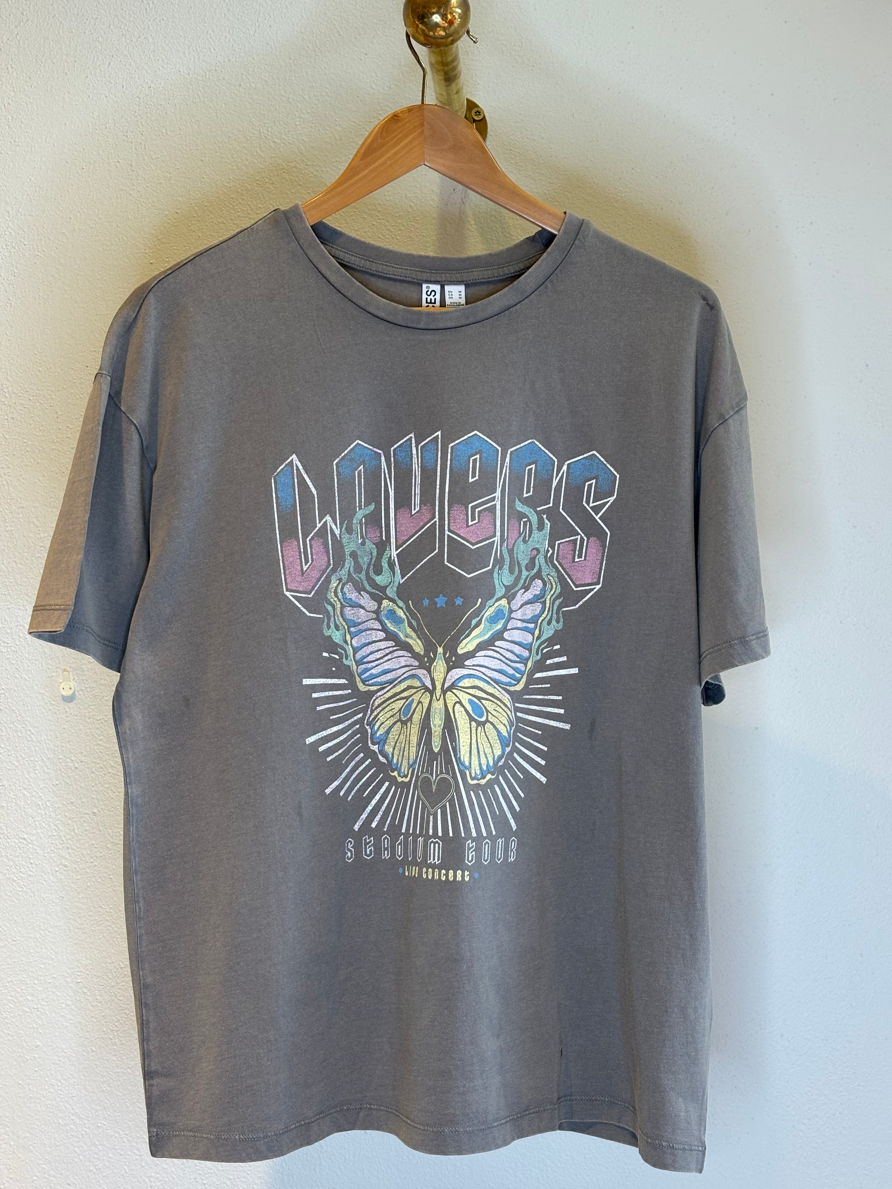 Pcgene Short Sleeve Printed Washed T Shirt December Sky Lovers. Grå tröja med Lovers tryck med en fjäril.