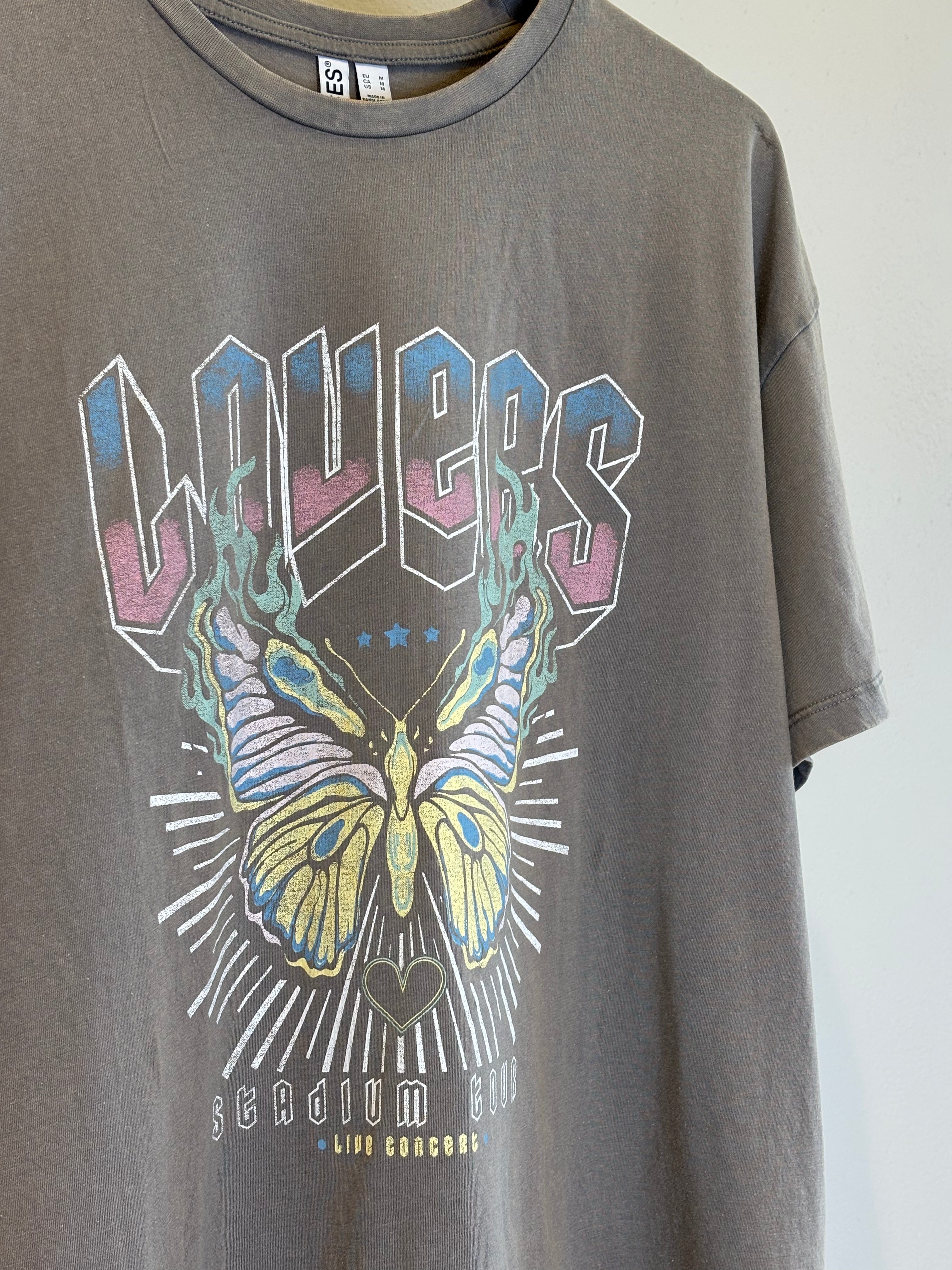 Pcgene Short Sleeve Printed Washed T Shirt December Sky Lovers. Grå tröja med Lovers tryck med en fjäril.