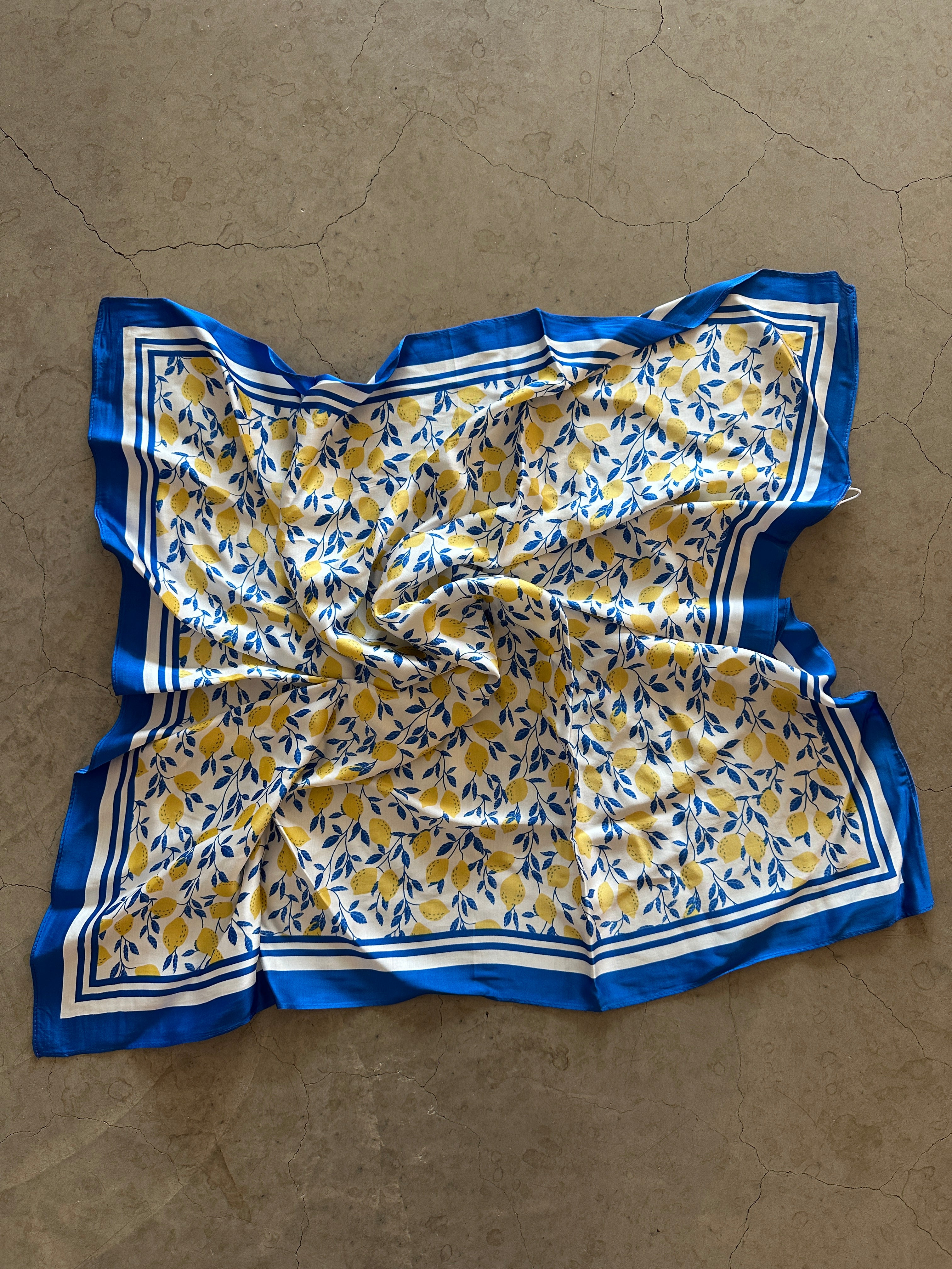 Pcjarina Square Scarf French Blue Lemons. Blå scarf med citroner på.