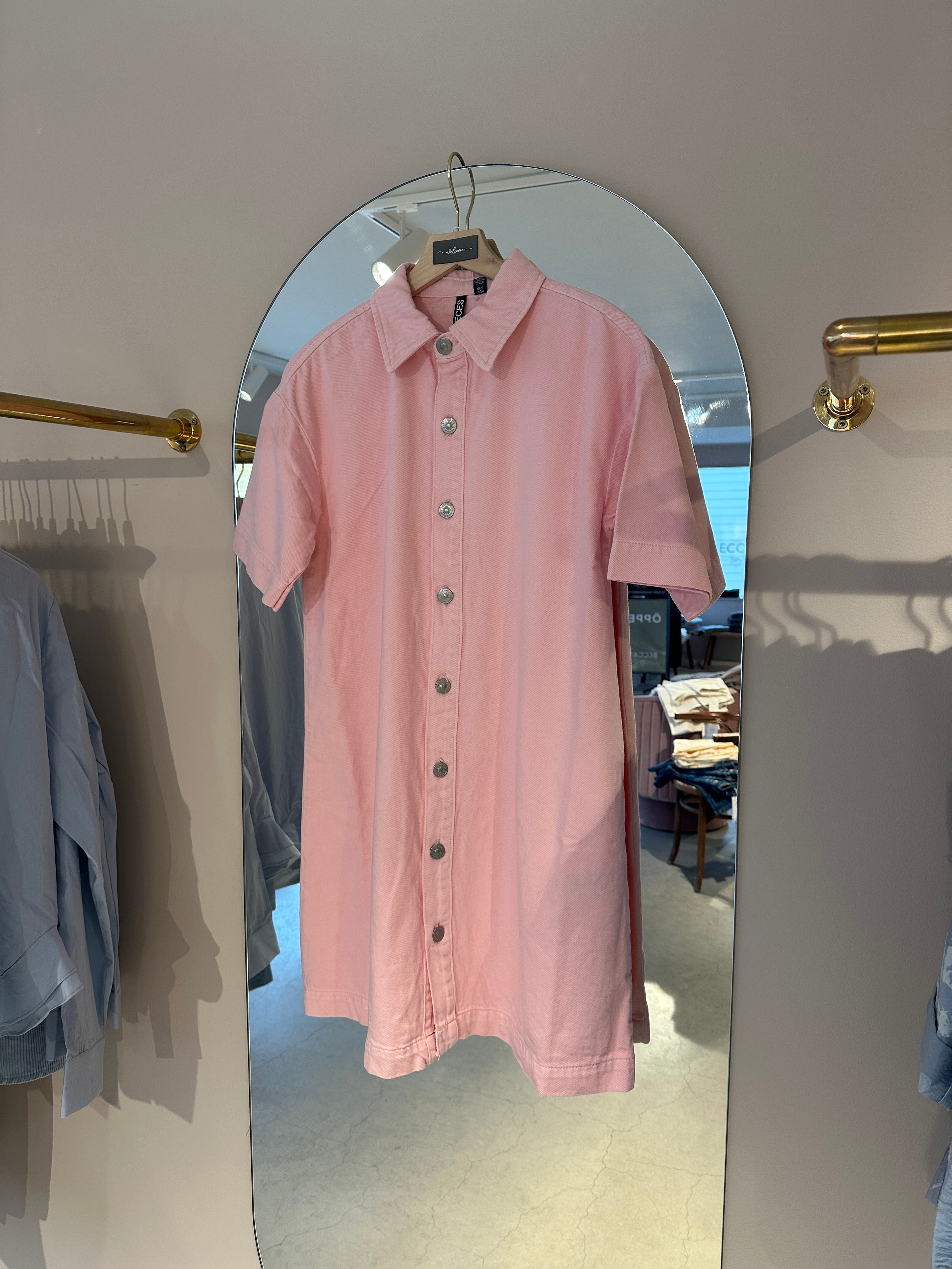 Pcsky Short Sleeve Shape Denim Dress Roseate Spoonbill. Rosa rak klänning med knappar framtill.