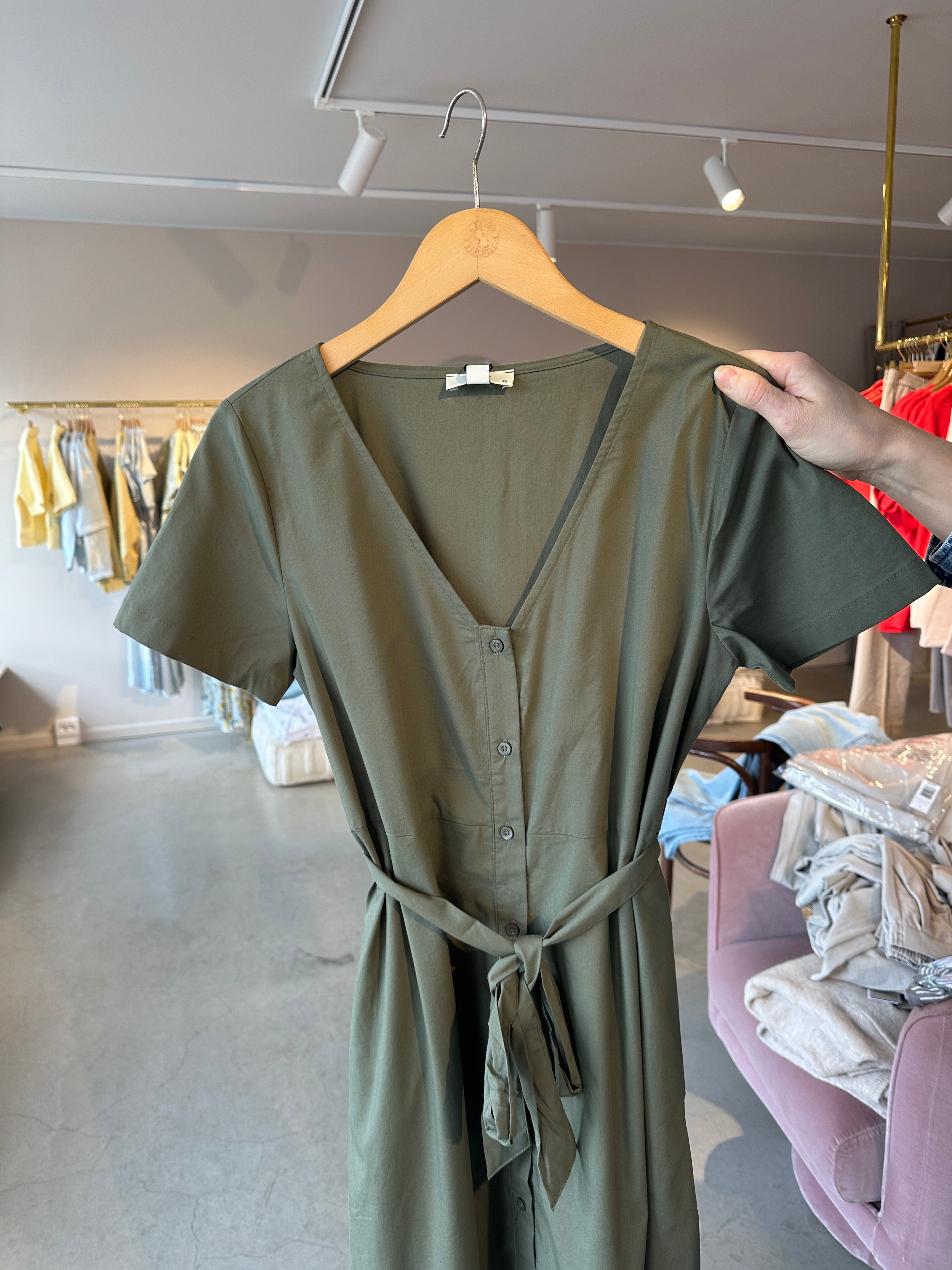 V-ringad i maxilängd med knäppning hela vägen ned.