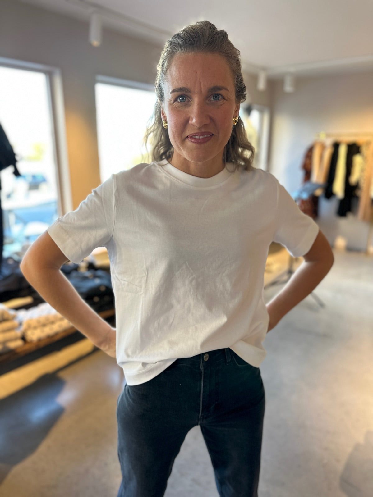 Slfessential Short Sleeve Boxy Tee Bright White - Bright white short sleeve boxy topp tröja with crew neck, worn tucked into dark pants. - BECCASIN STORE