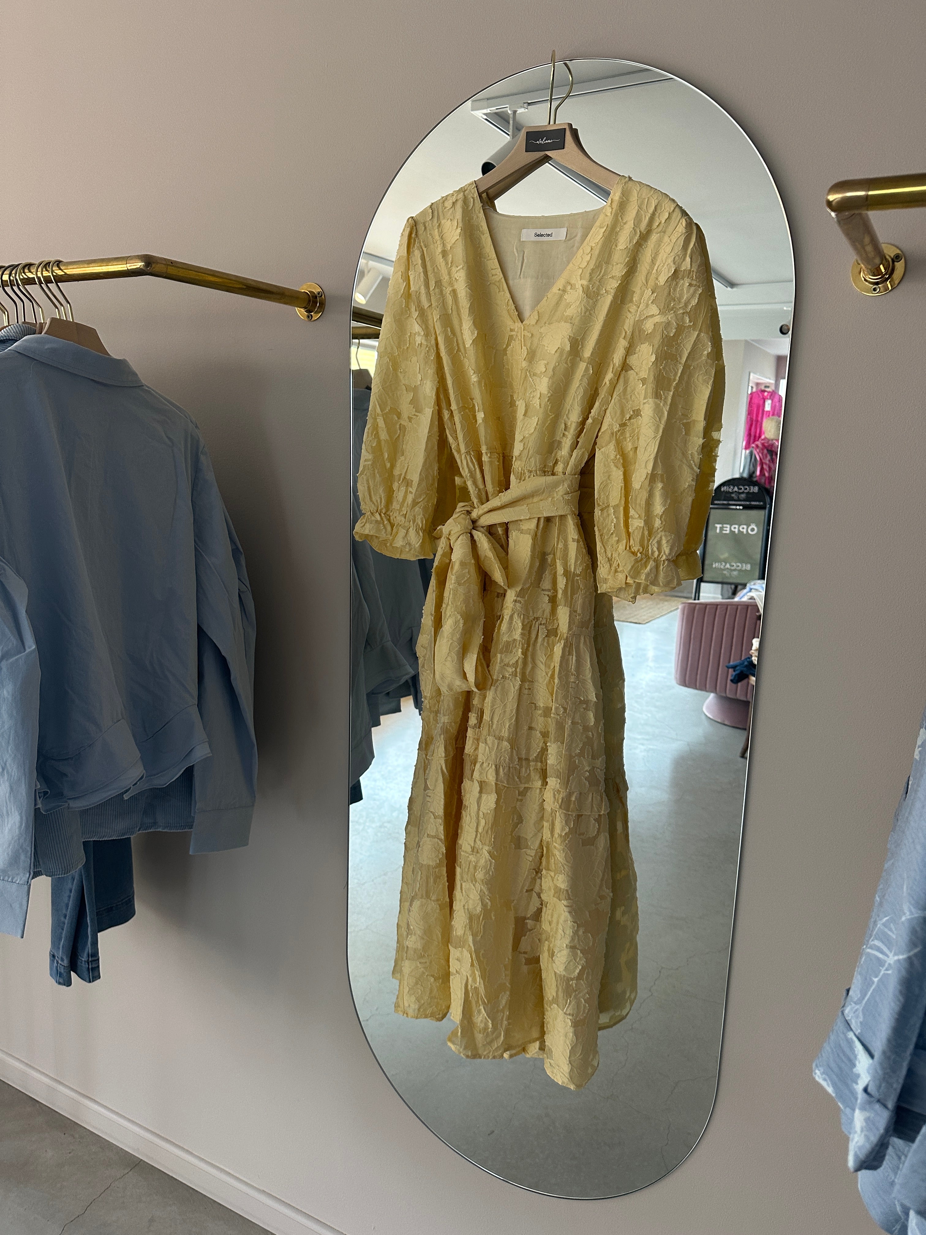 Slfsadie Midi Dress Italian Straw. Gul v-ringad klänning med puffärm och skärp.