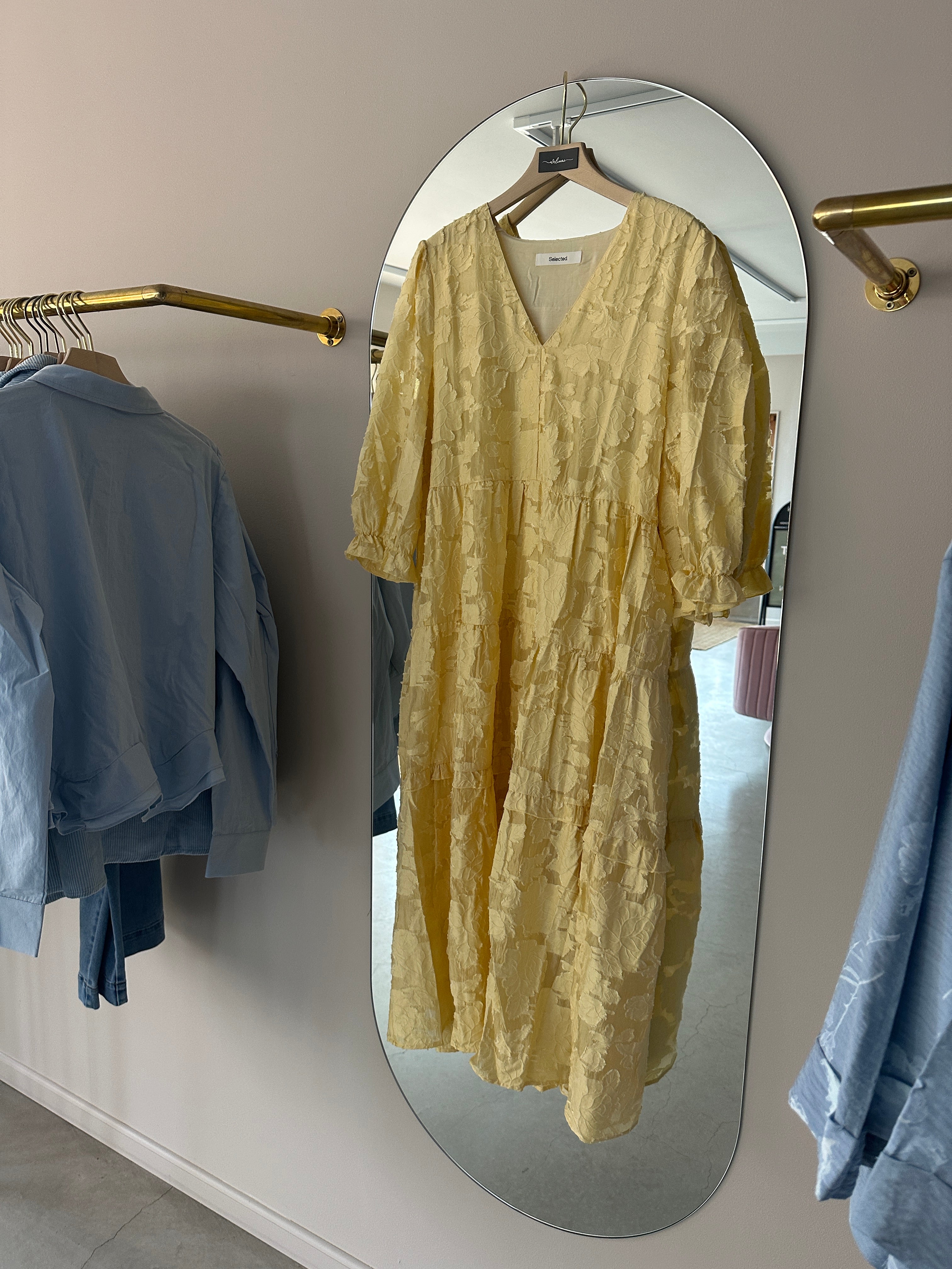 Slfsadie Midi Dress Italian Straw. Gul v-ringad klänning med puffärm och skärp.