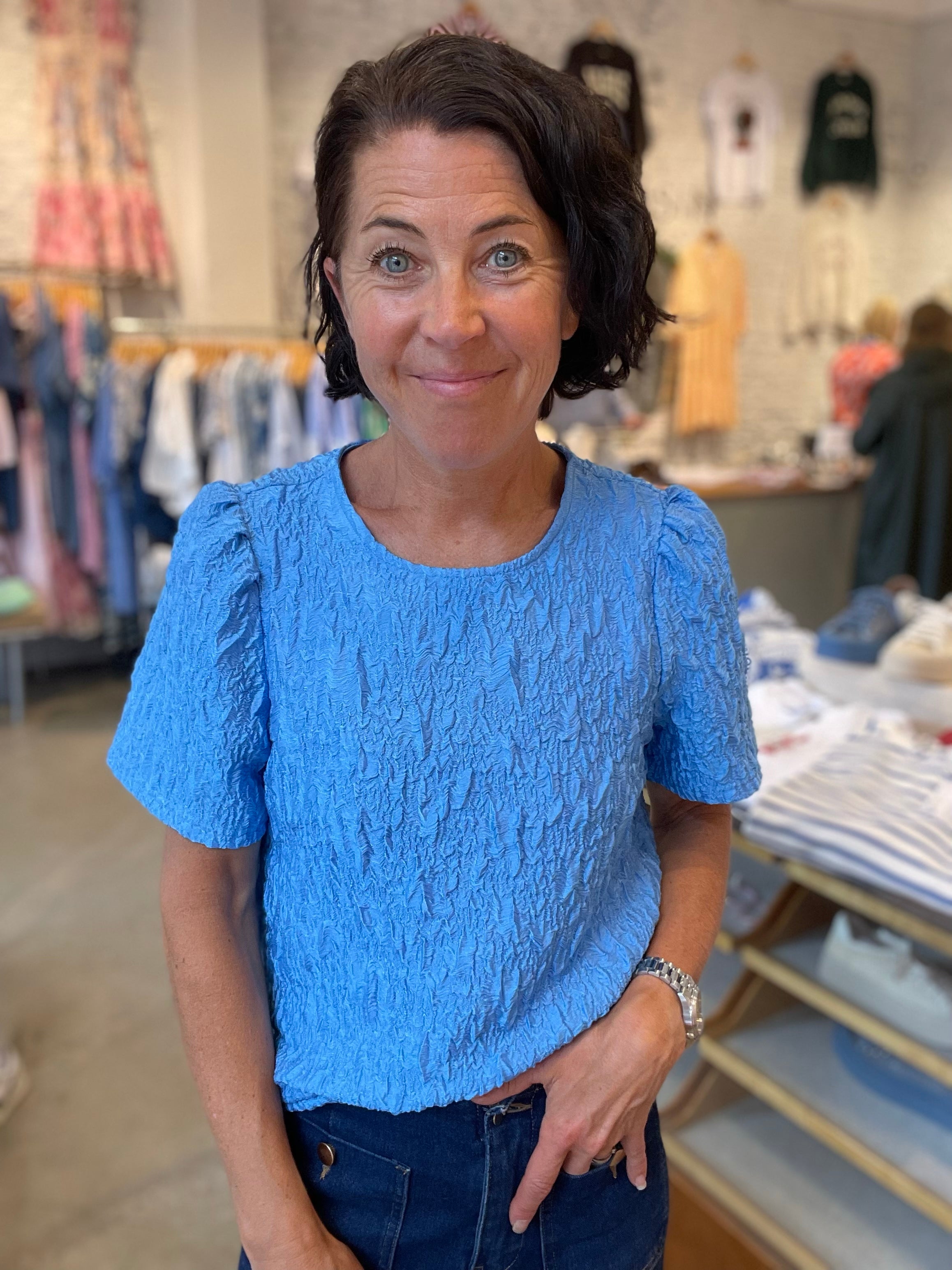 Visophia Short Sleeve Top All Aboard - Kläder, LiveShopping260325, OutletProduct, Publicerade, Toppar - Light blue textured short sleeve top with a rounded neckline, casual fit, and soft fabric for comfortable kläder.