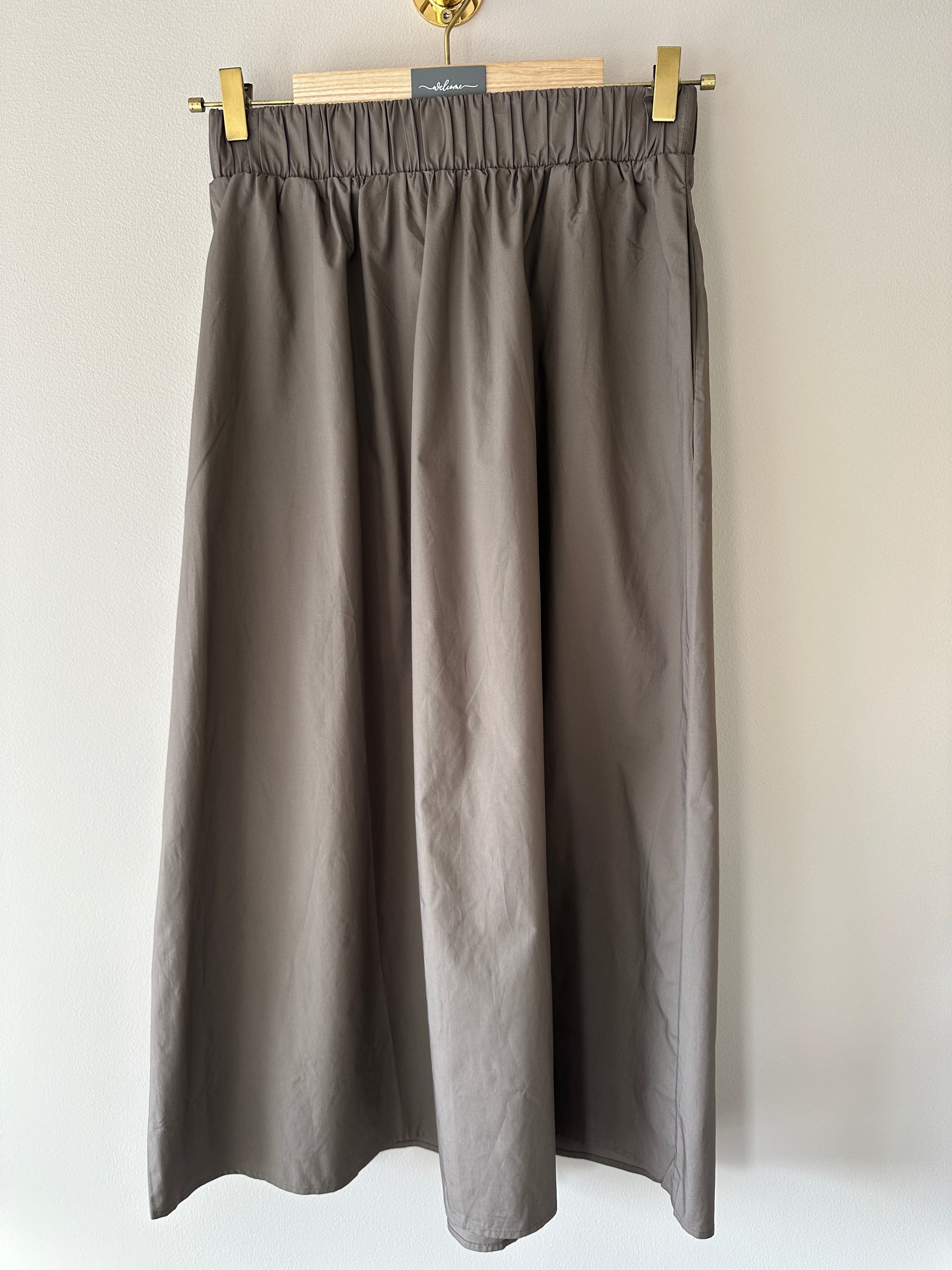 Brun kjol i bomull med sidofickor och elastisk midja.