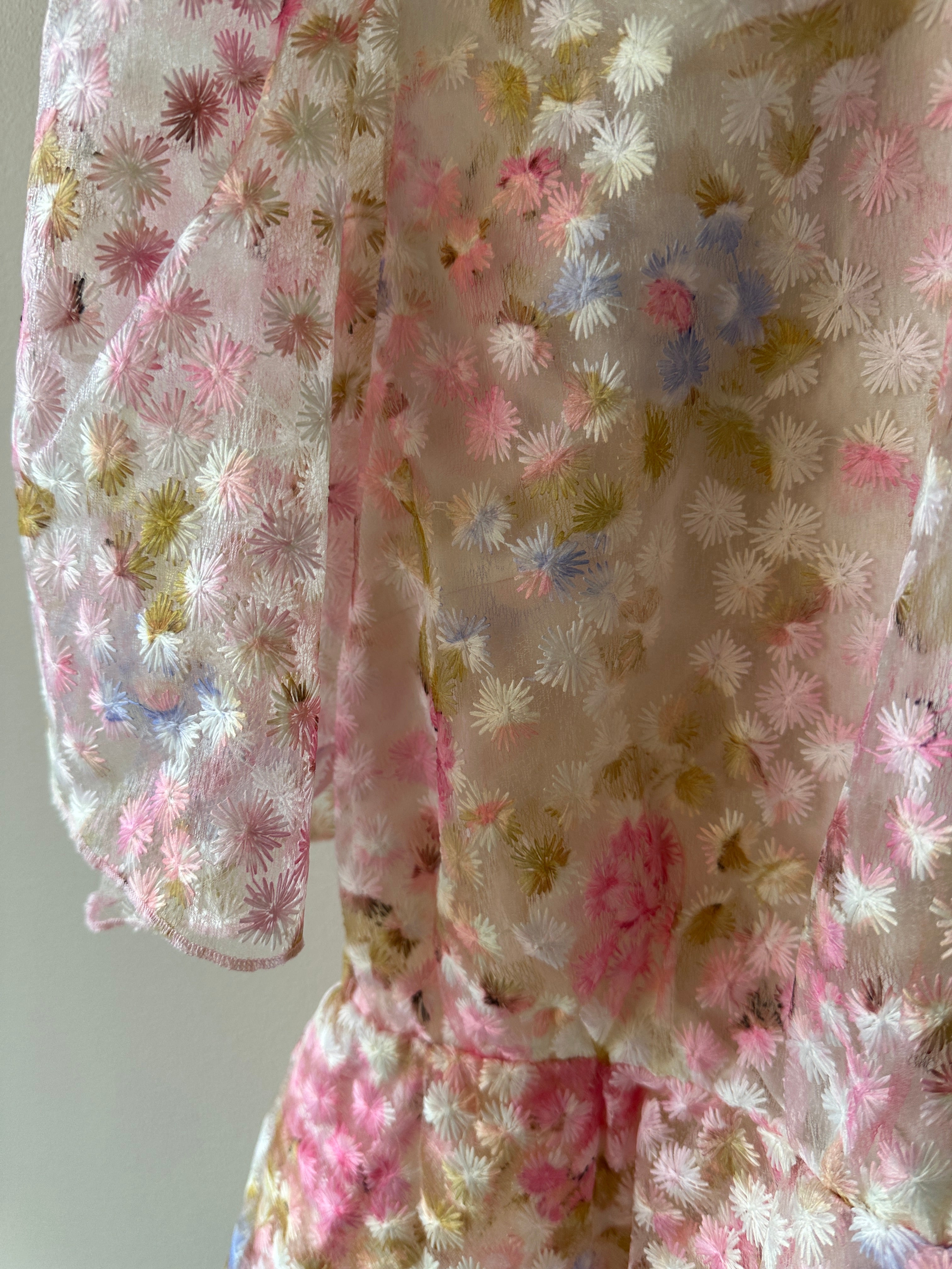 Yasleanna Short Sleeve Top New Show Pristine Leanna. Blus med en vit grund och rosa, blåa och gröna blommor. Med puffärm men en liten utsvällning vid midjan.