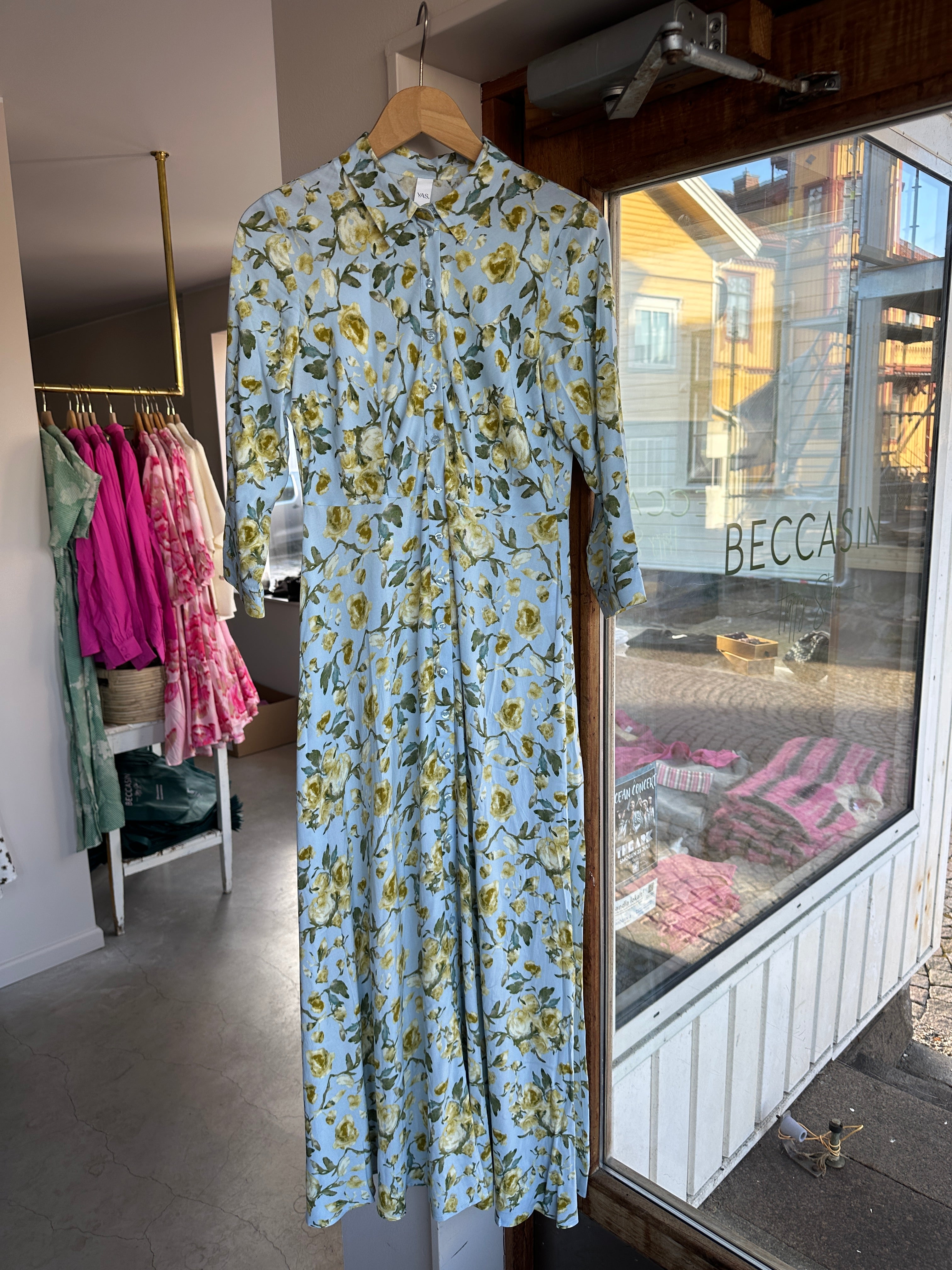 Skjortklänning i härliga blå och gröna kulörer.