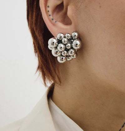 Manilla Earrings Silver - BECCASIN STORE - Silver cluster ball örhänge forming a bold, rounded smycke on the ear.