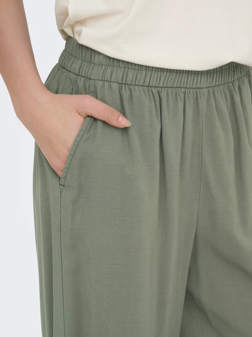 Oliv grön kostymbyxa i rak modell med resår in midjan.