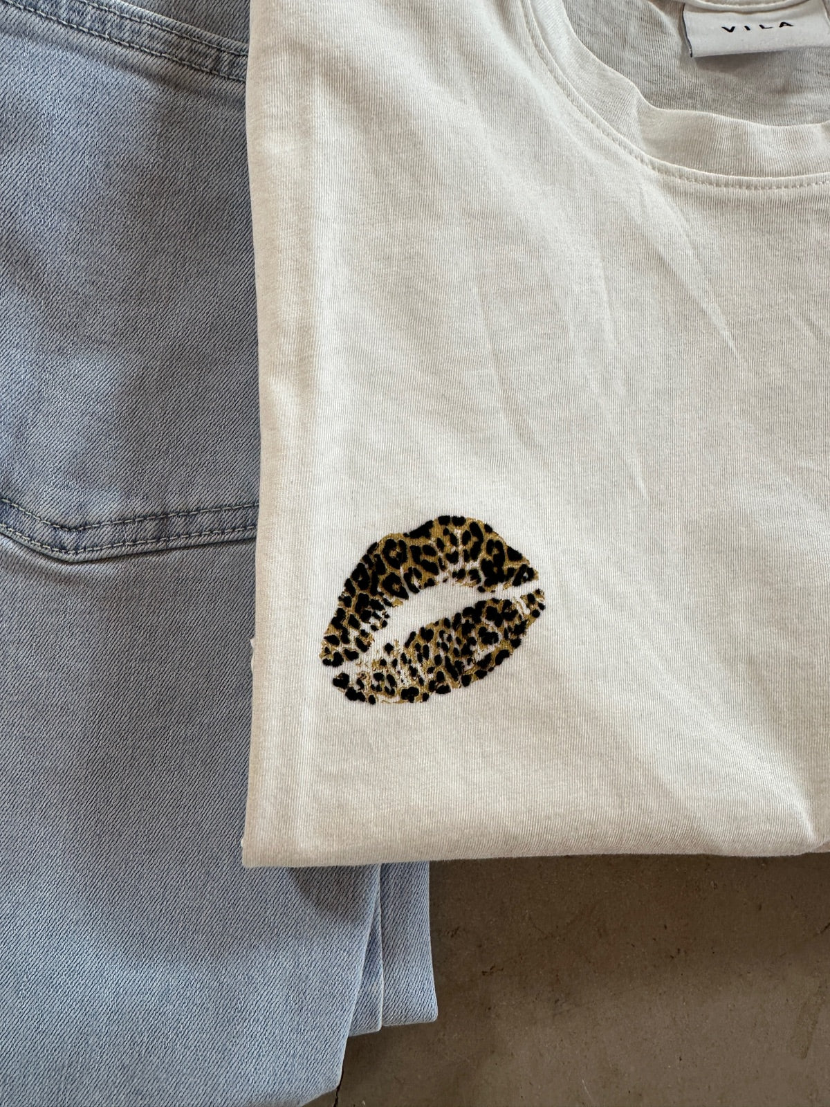 Visybil Leo Kiss Short Sleeve T Shirt Cloud Dancer Leo Kiss Print