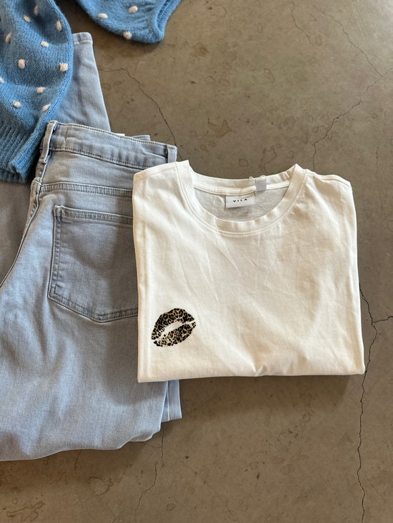 Visybil Leo Kiss Short Sleeve T Shirt Cloud Dancer Leo Kiss Print