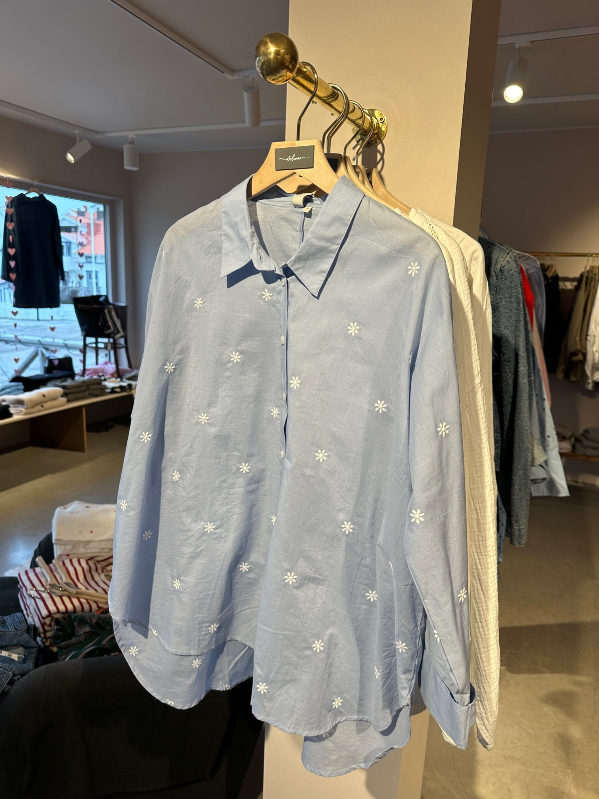 Skjorta i en tunnare bommulskvalitet. Små vita blommot över hela.