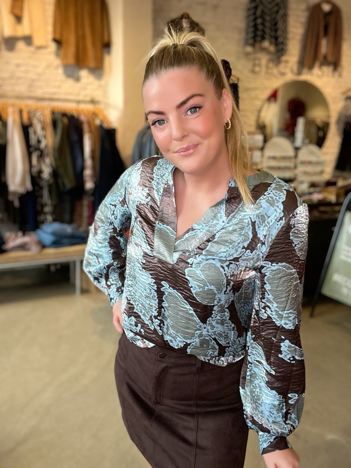 Objyeva Long Sleeve Re V Neck Top Seal Brown Air Blue  Laurel Wreathtrooper