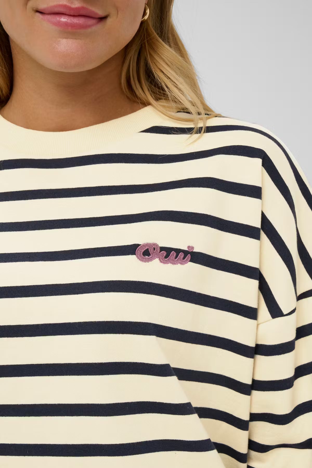 Randig sweatshirt med en boxig siluett och rak passform.