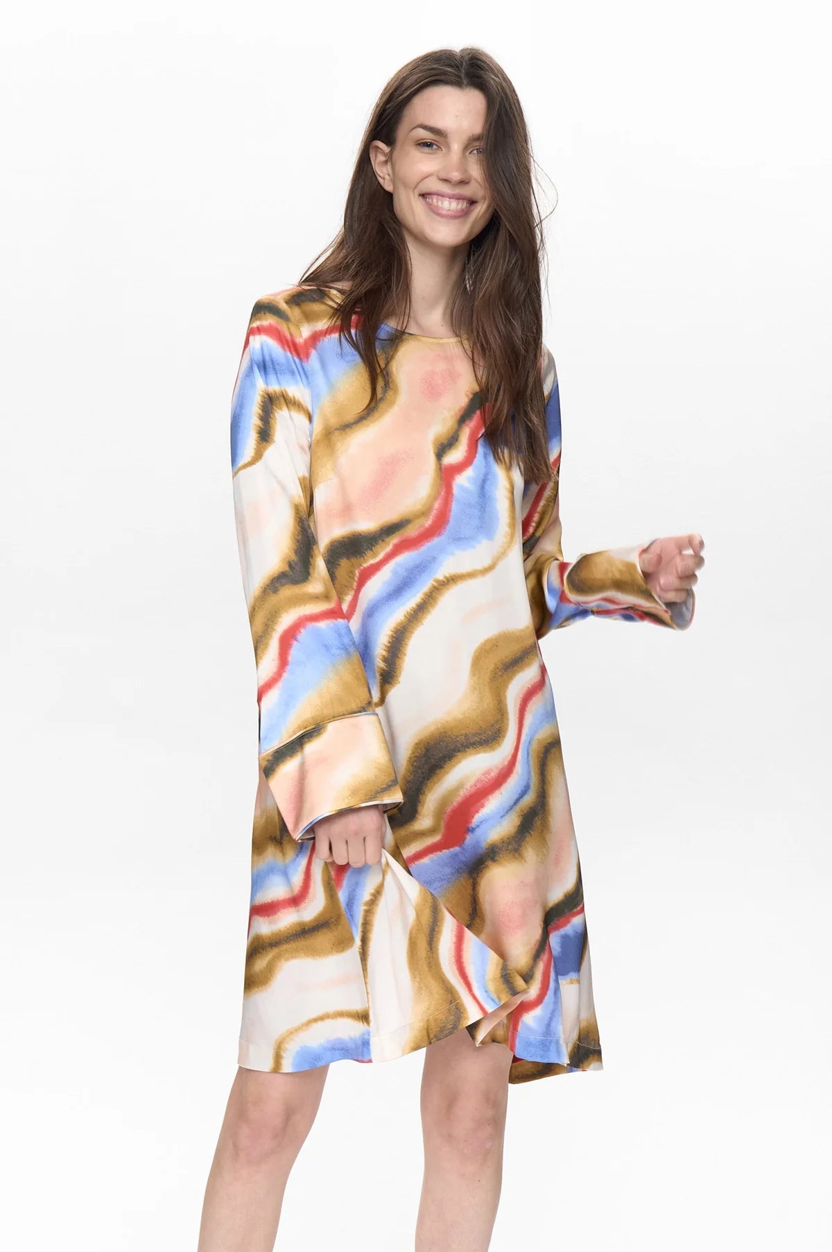 Flerfärgad härlig klänning. Klassiskt rundhalsad.