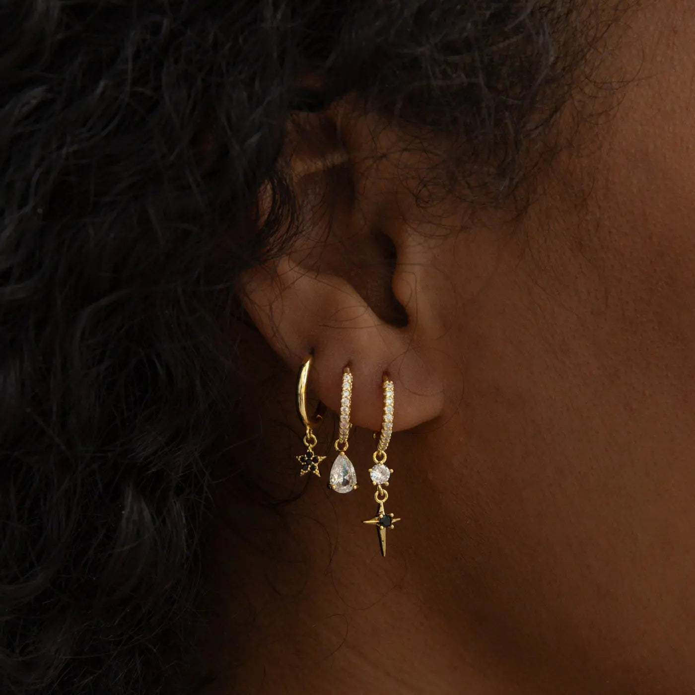 Elvira - Crystal Star Hoop Earrings - BECCASIN STORE - Gold hoop örhänge with crystal star charms and teardrop pendants, elegant smycke design.