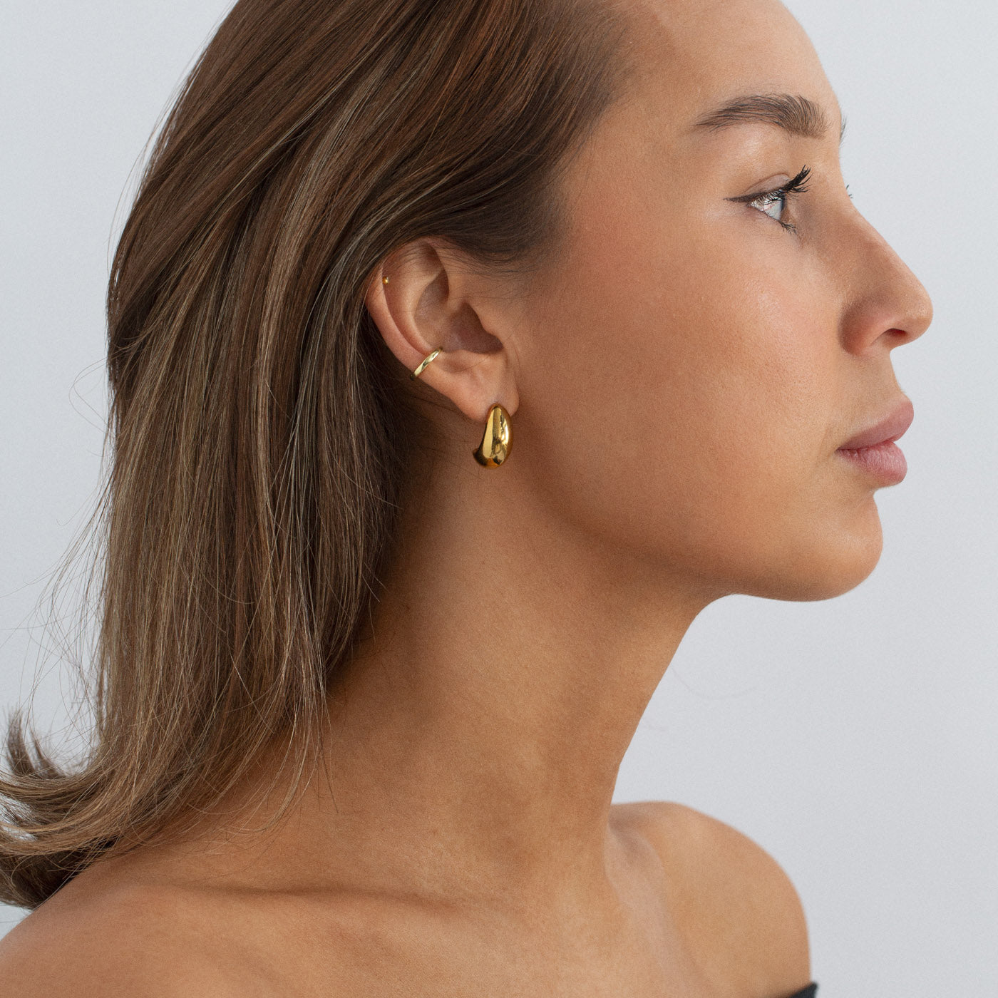 Beaux - Classic Chunky Stud Earrings - BECCASIN STORE - Gold chunky stud örhänge with smooth polished finish worn as a smycke on woman's ear.