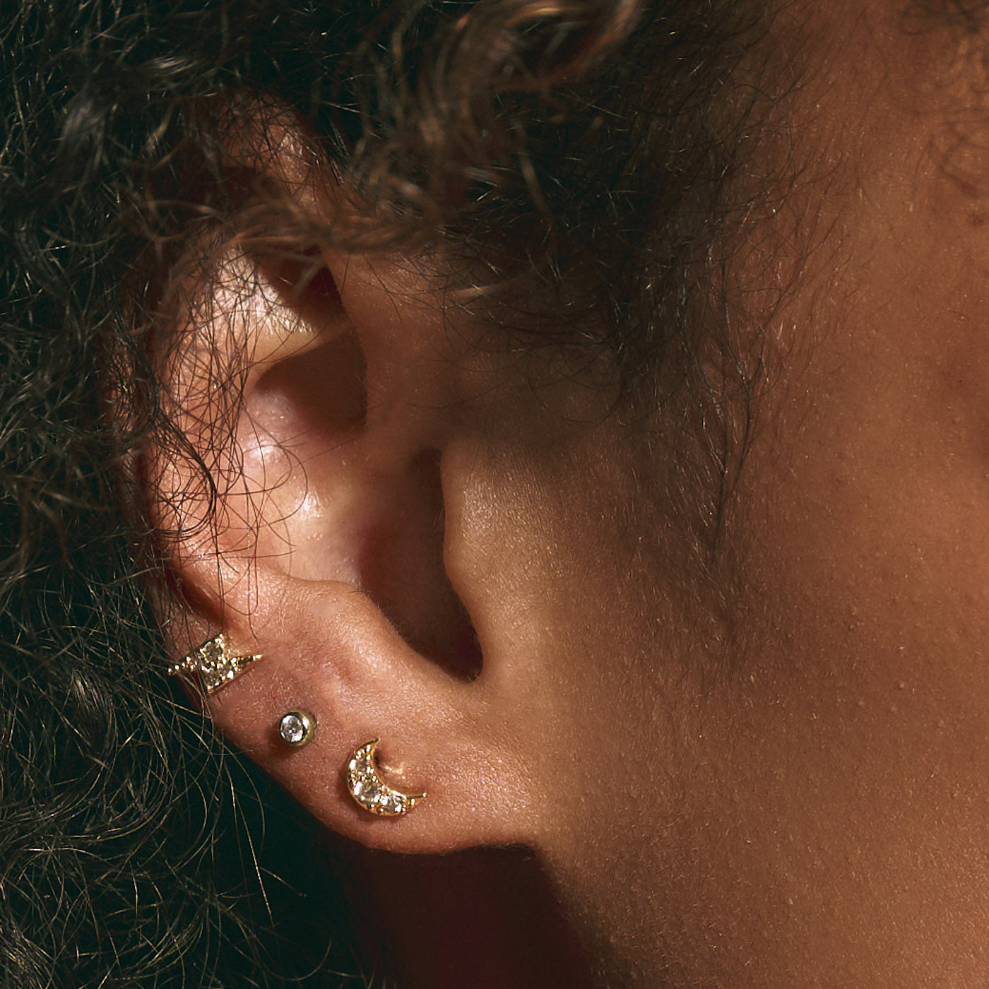 Joey - Crystal Moon Stud Earring - BECCASIN STORE - Gold crystal moon stud örhänge with matching small round crystal smycke on earlobe.