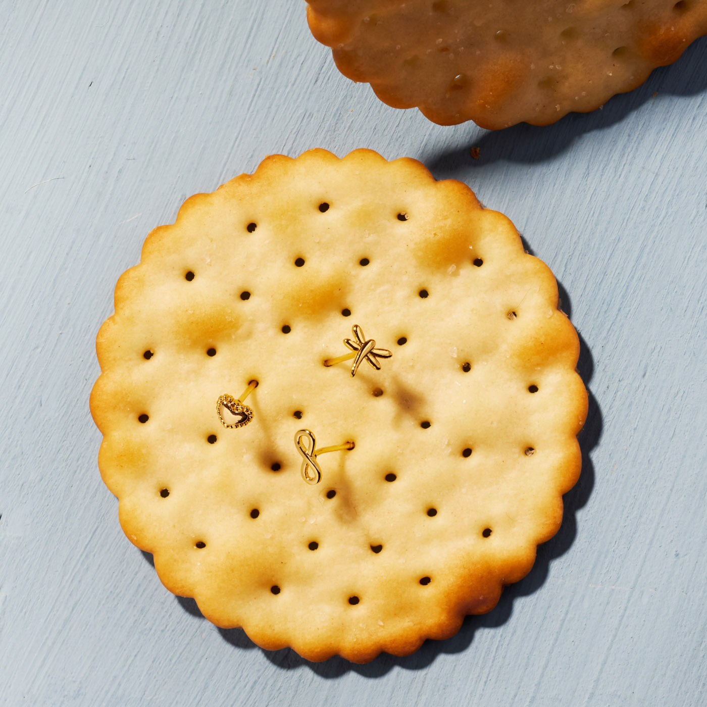 Noya - Minimalistic Dragonfly Stud Earrings - Gold