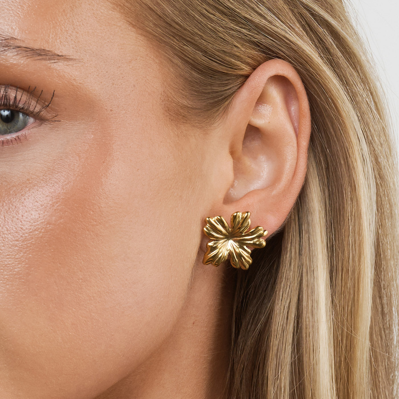 Mabel - Flower Stud Earrings Stainless Steel - Gold