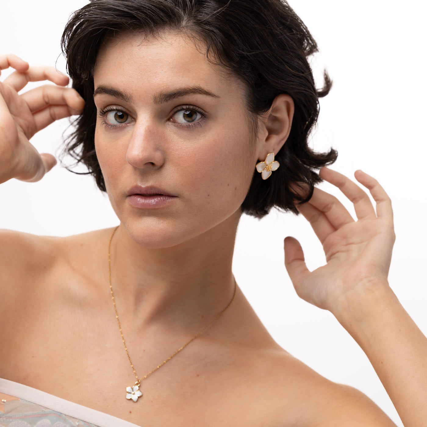 Alora - Flower Stud Earrings - Gold - BECCASIN STORE - Gold flower stud örhänge with matching gold flower smycke necklace on woman.