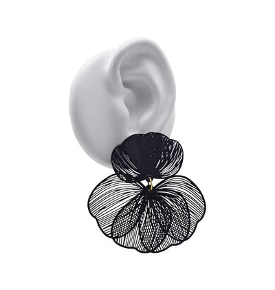 April Earrings Black - BECCASIN STORE - Black floral lace örhänge with delicate smycke petals and intricate detailing.