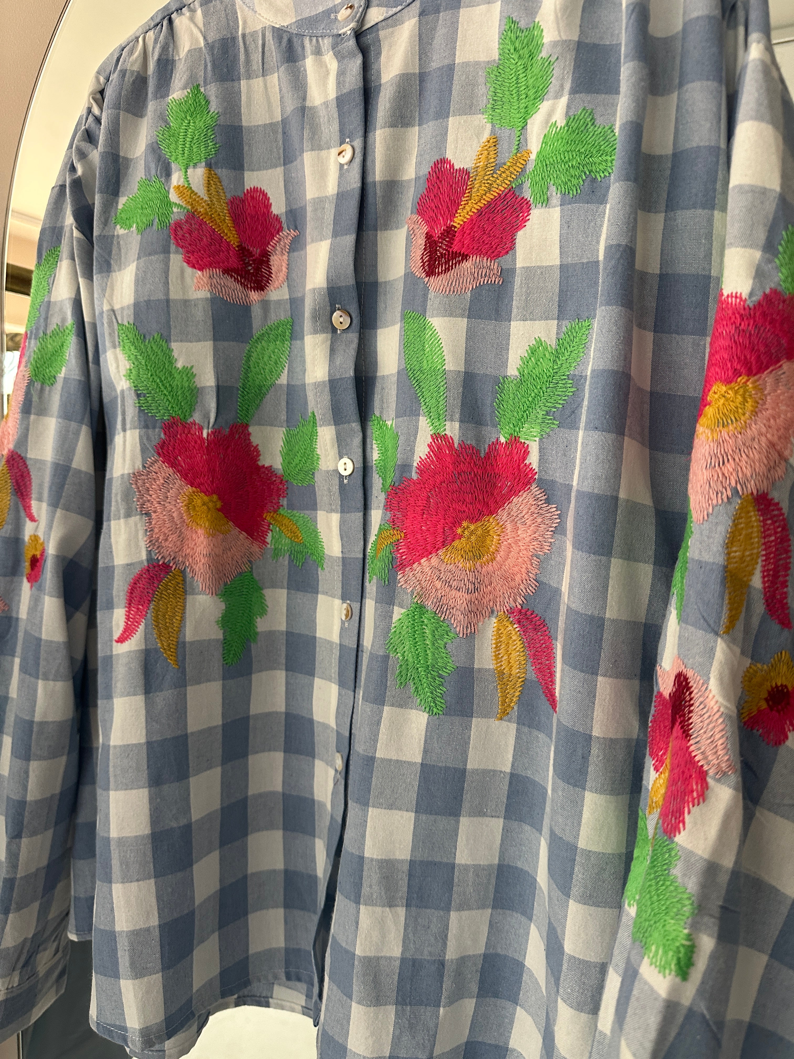 Boheme Checkered Shirt W Embrodery Blue. Blå, vit rutig skjorta med rosa blommor.
