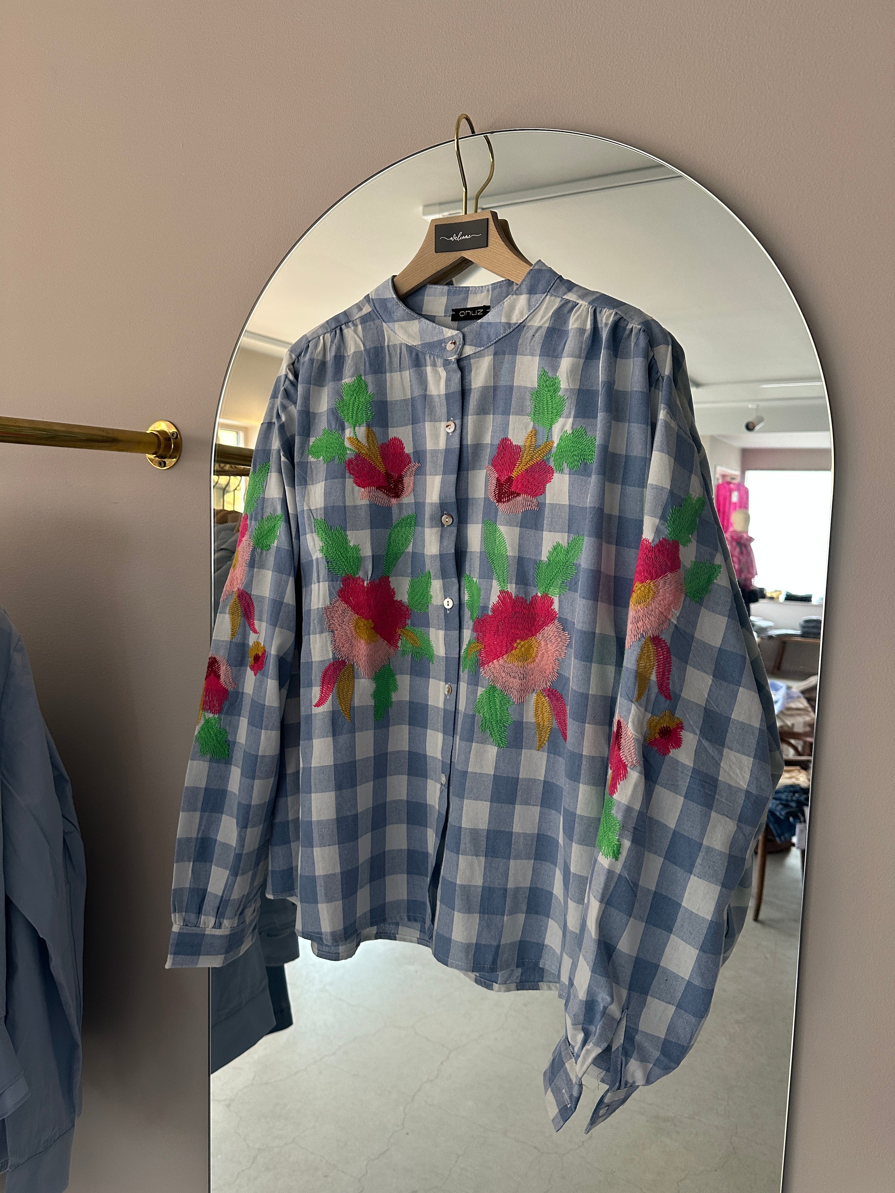 Boheme Checkered Shirt W Embrodery Blue. Blå, vit rutig skjorta med rosa blommor.