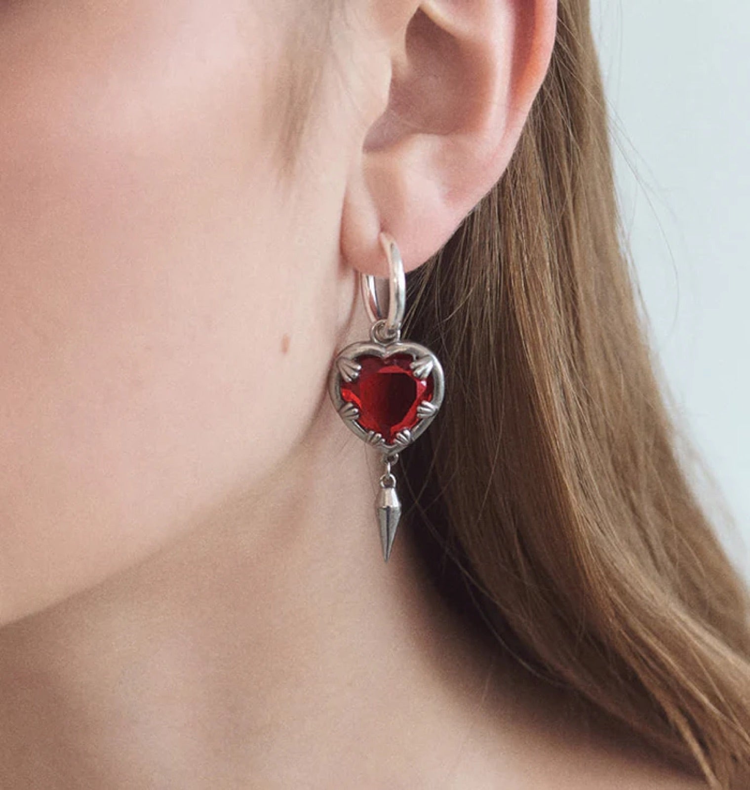 Claw heart big silver - BECCASIN STORE - Silver heart-shaped claw örhänge with red gemstone and pointed charm smycke.